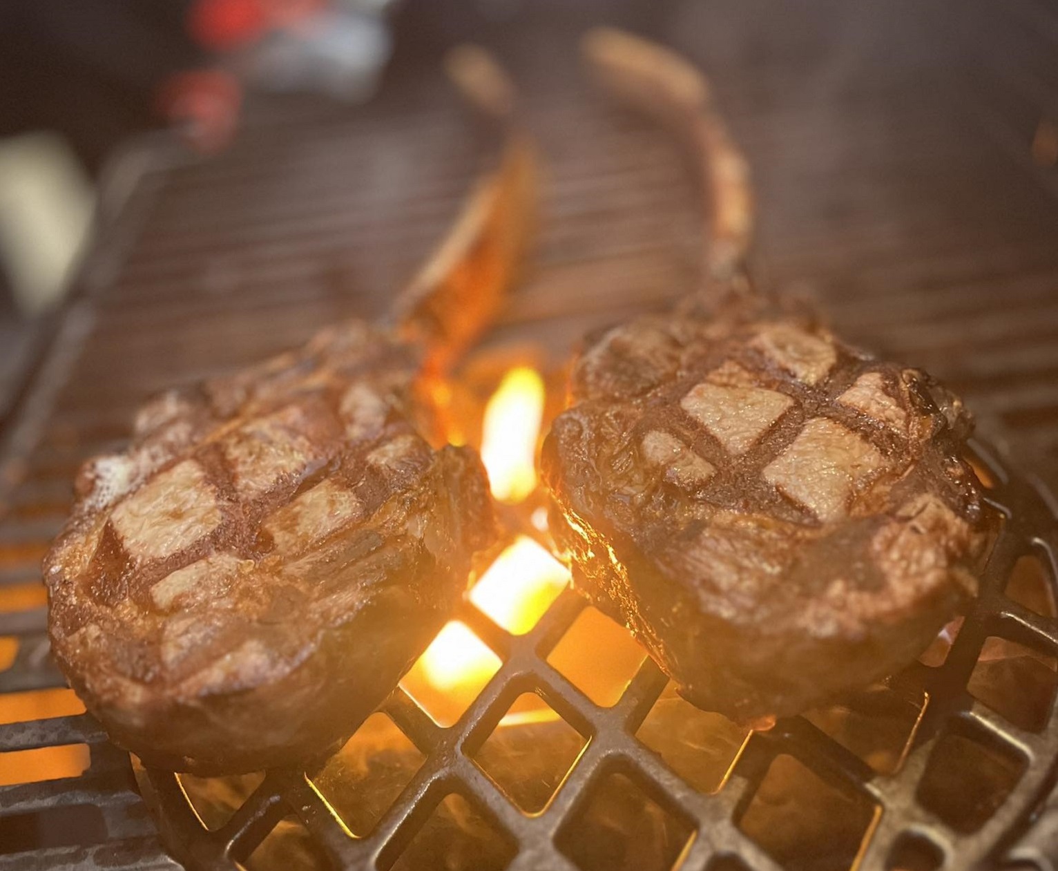 Hovězí tomahawk steak na grilu