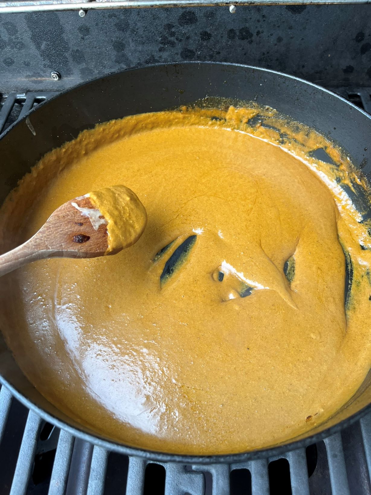 Indie na grilu - arašídové curry se zeleninou a uzeným tofu - kari omáčka v hrnci