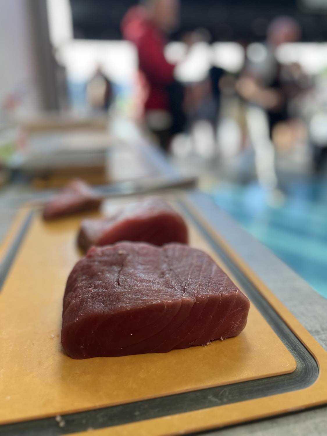 Naporcované steaky tuňáka