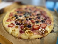 Sladká pizza s lesním ovocem