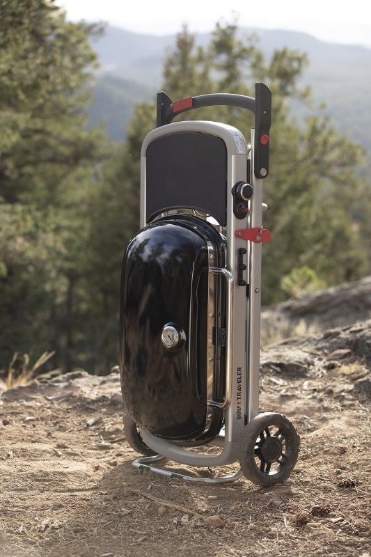 Jaký gril na balkon? Na co si dát pozor a co před grilováním zkontrolovat? - Gril se skládacím stojanem Weber Traveler Compact Gril se skládacím stojanem Weber Traveler Compact