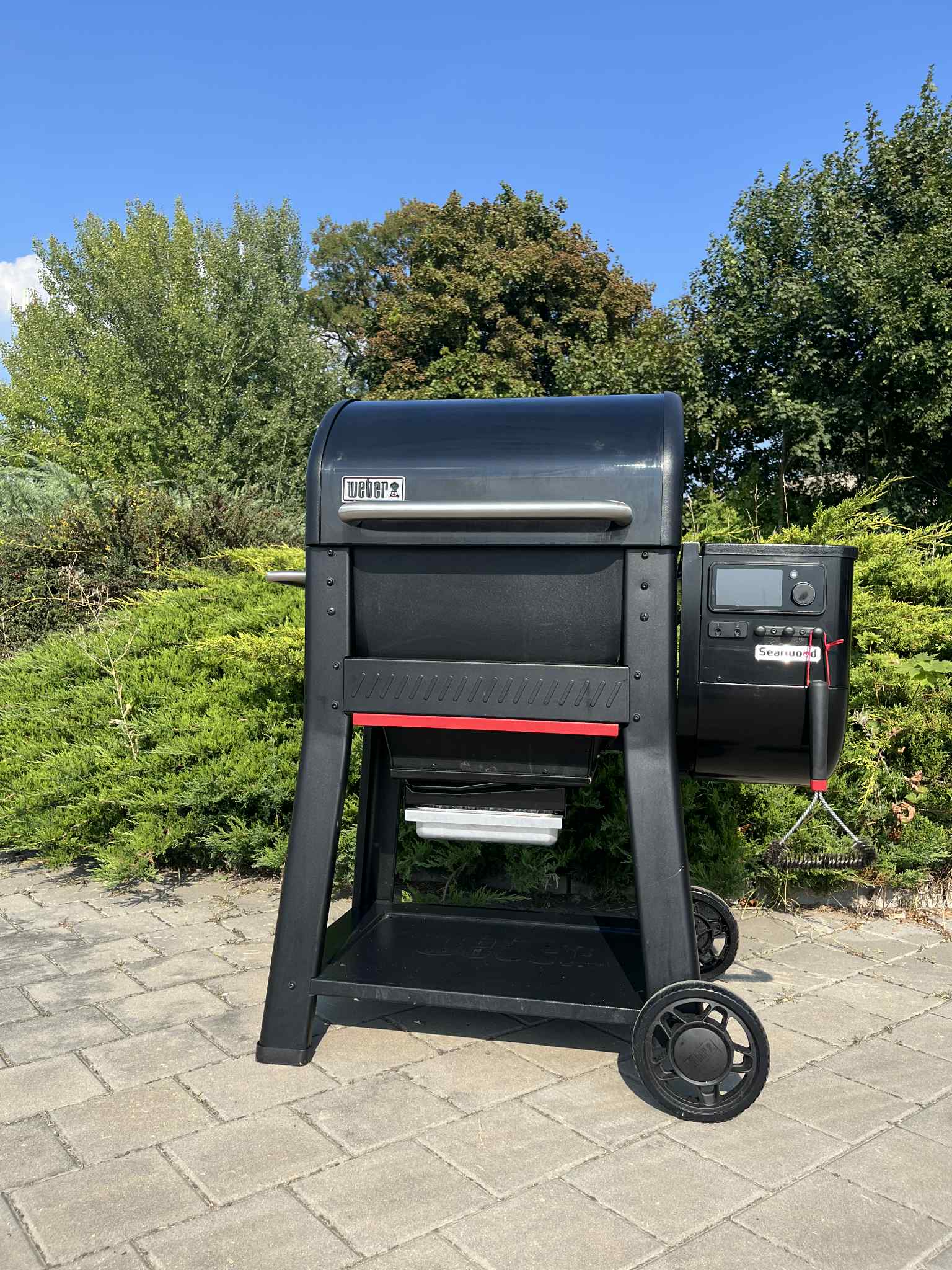 Recenze peletového grilu Weber - Jak peletový gril funguje víme, používáme ho u nás často