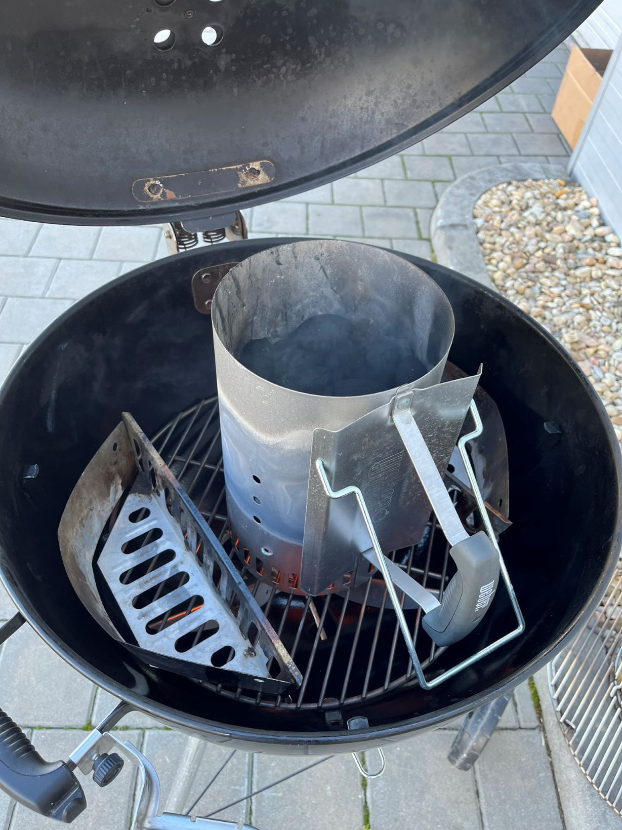 Zapalování briket v grilu v komínku