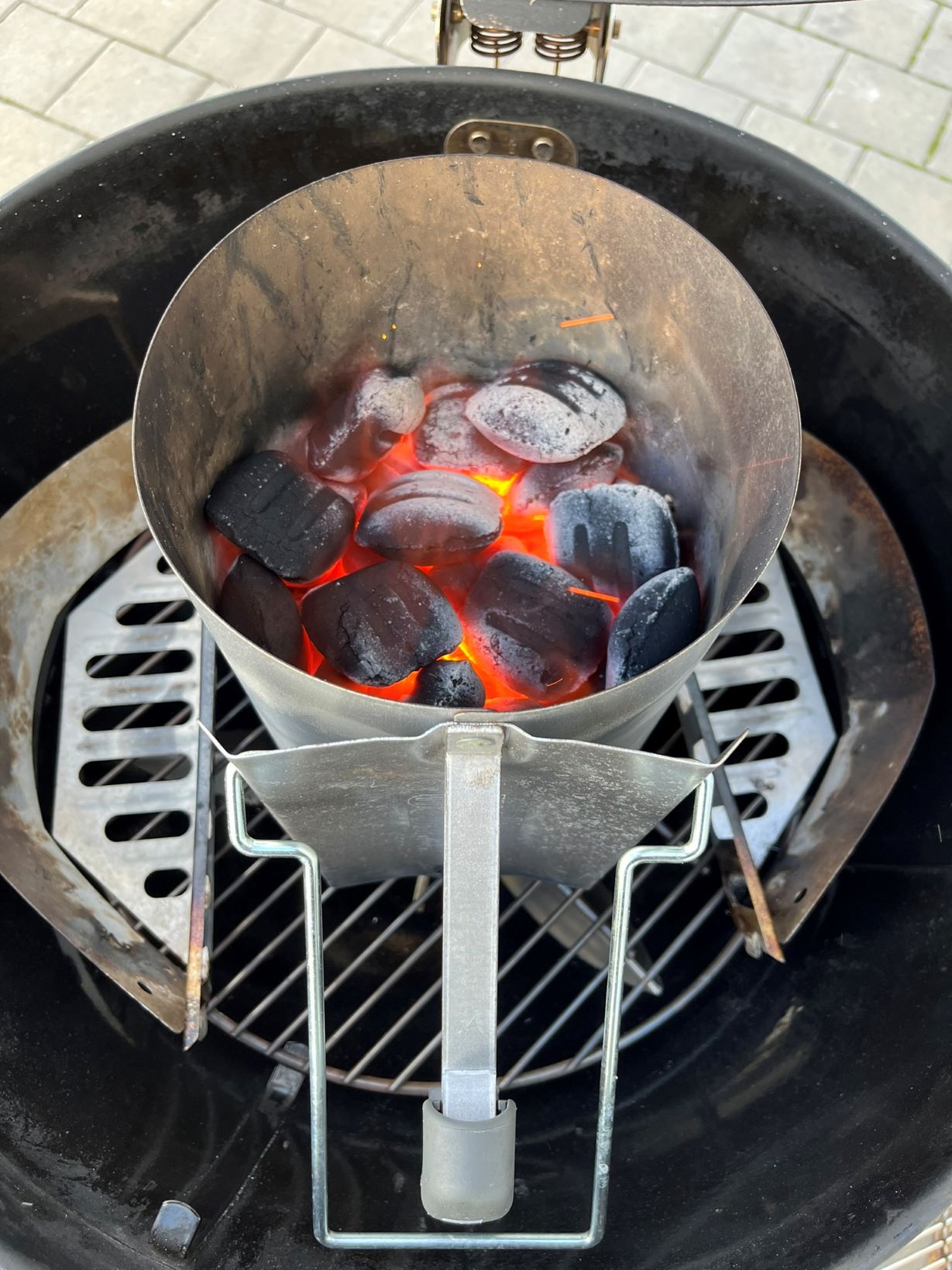 Zapalování briket v grilu v komínku - před vysypáním