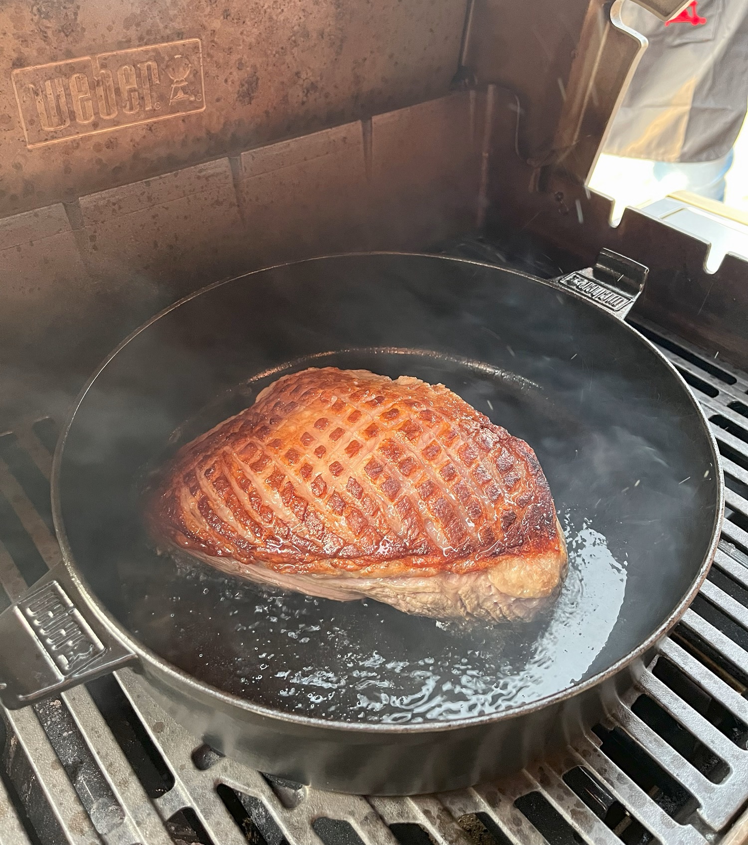 Úvodní opečení picanhy Picanha na Weber grilu se nejdříve naprudko ogriluje v litinovém než se přechází na pomalé grilování
