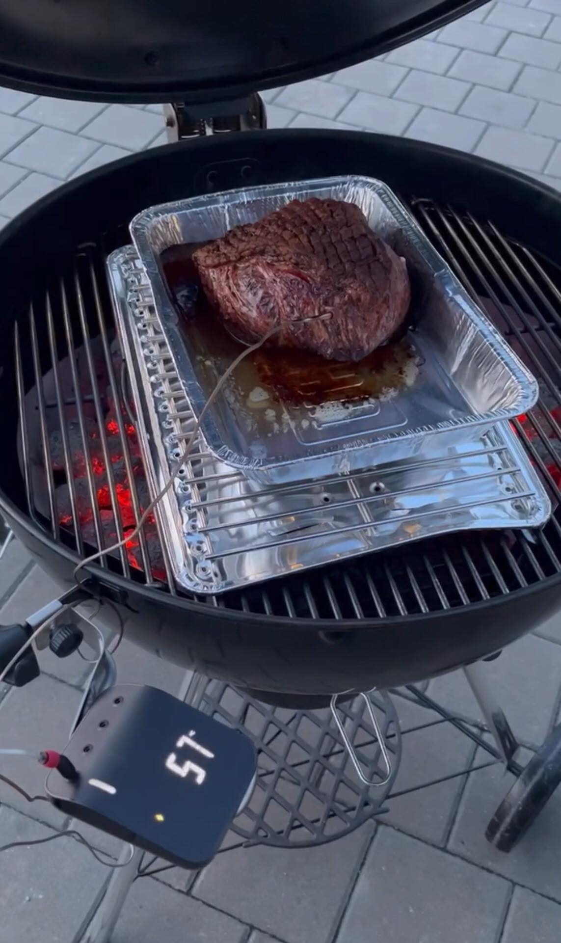 Finální teplota na grilu Grilovaná picanha na Weber grilu s teploměrem ukazující 57 stupňů