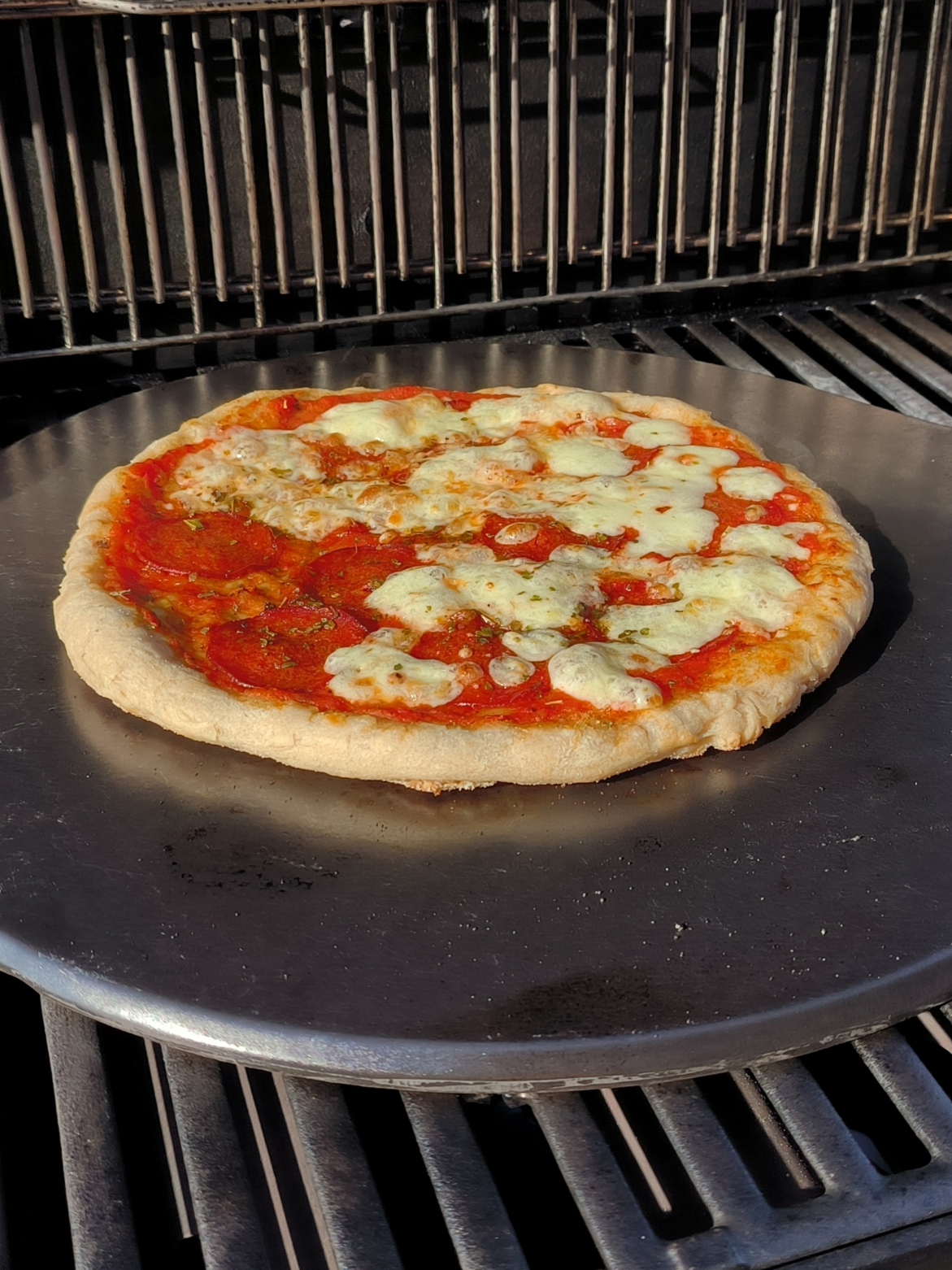 Jednoduchá domácí pizza - hotová na grilu