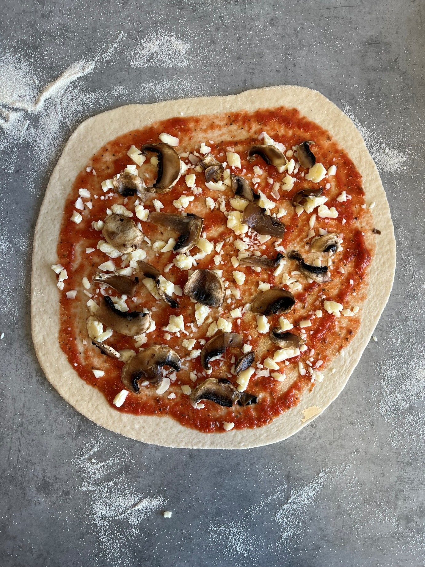 Jednoduchá domácí pizza - s ingrediencemi