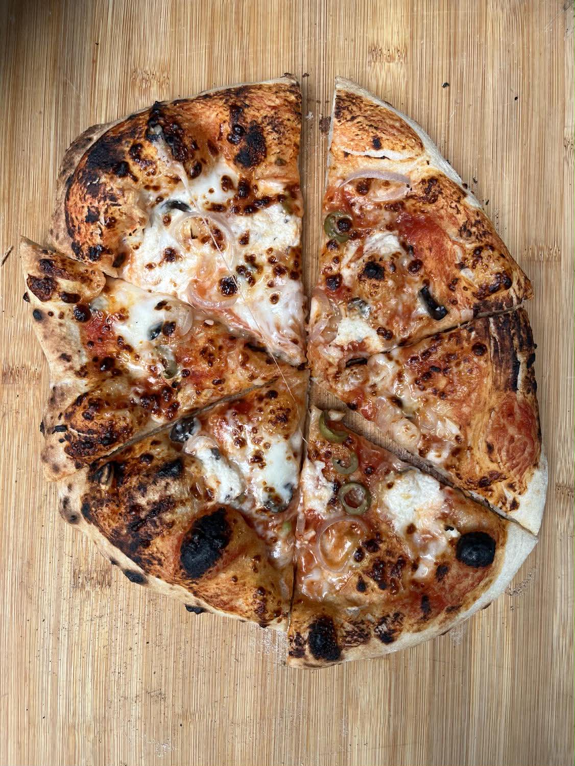 Neapolská pizza recept - hotová 4