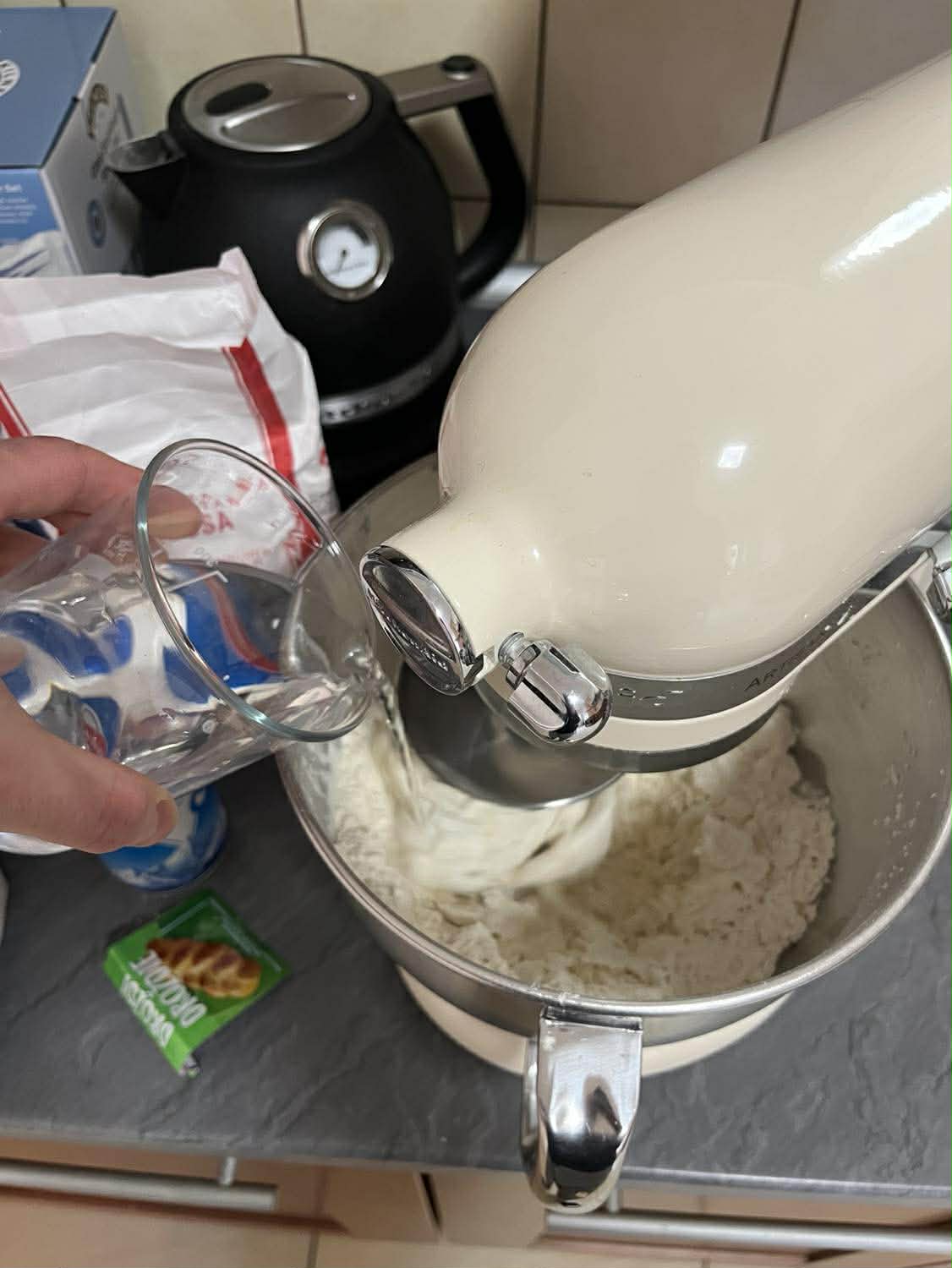 Neapolská pizza recept - hnětení těsta v robotu