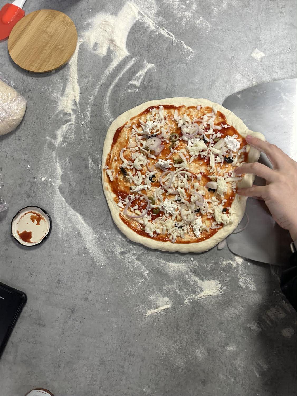 Neapolská pizza recept - nabírání na lopatu