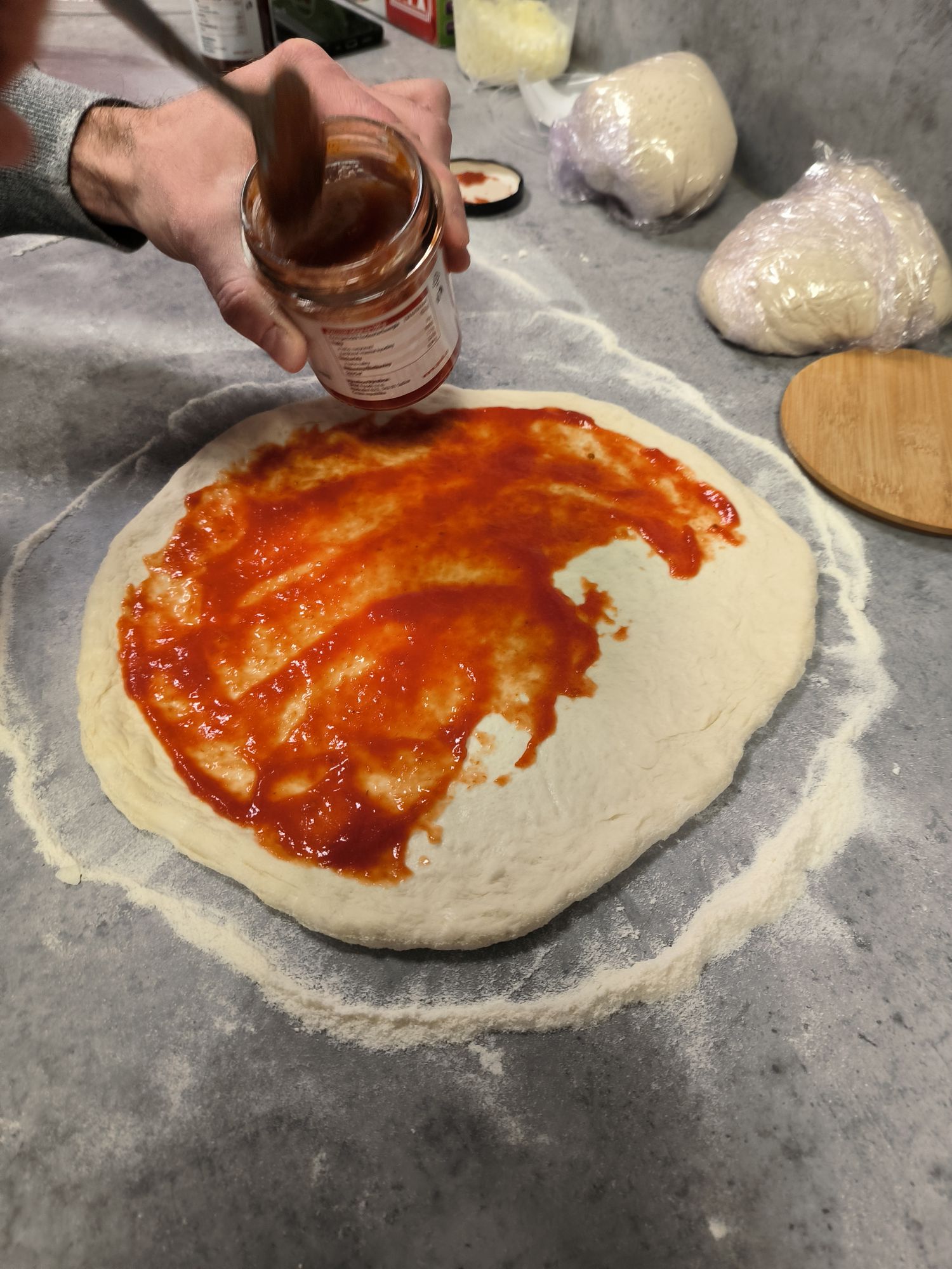 Neapolská pizza recept - nanesení suga na těsto