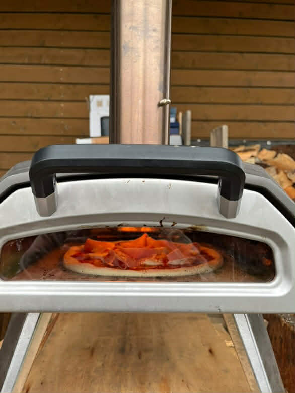 Neapolská pizza recept - pečení v pizza peci