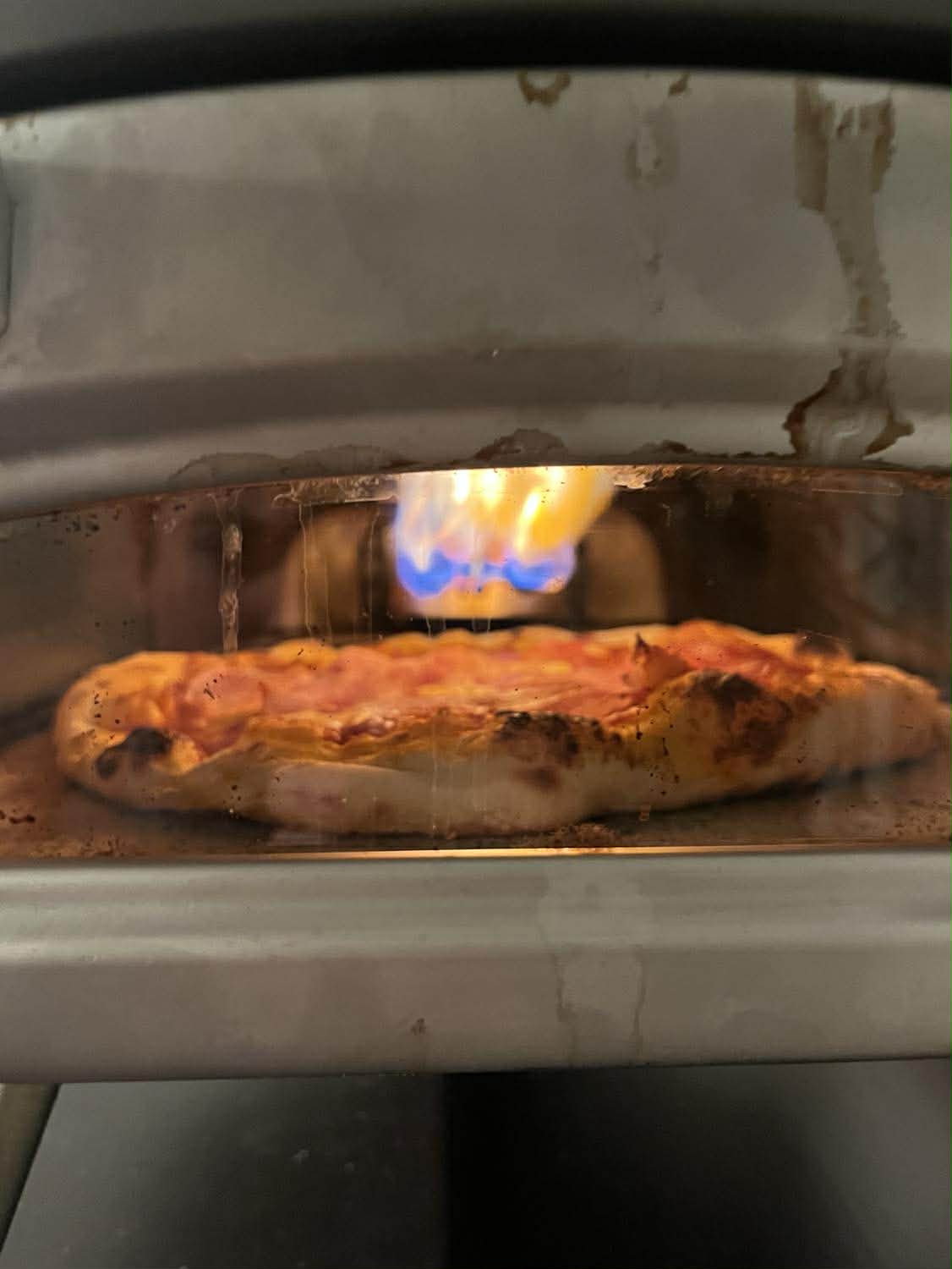 Neapolská pizza recept - pečení v pizza peci