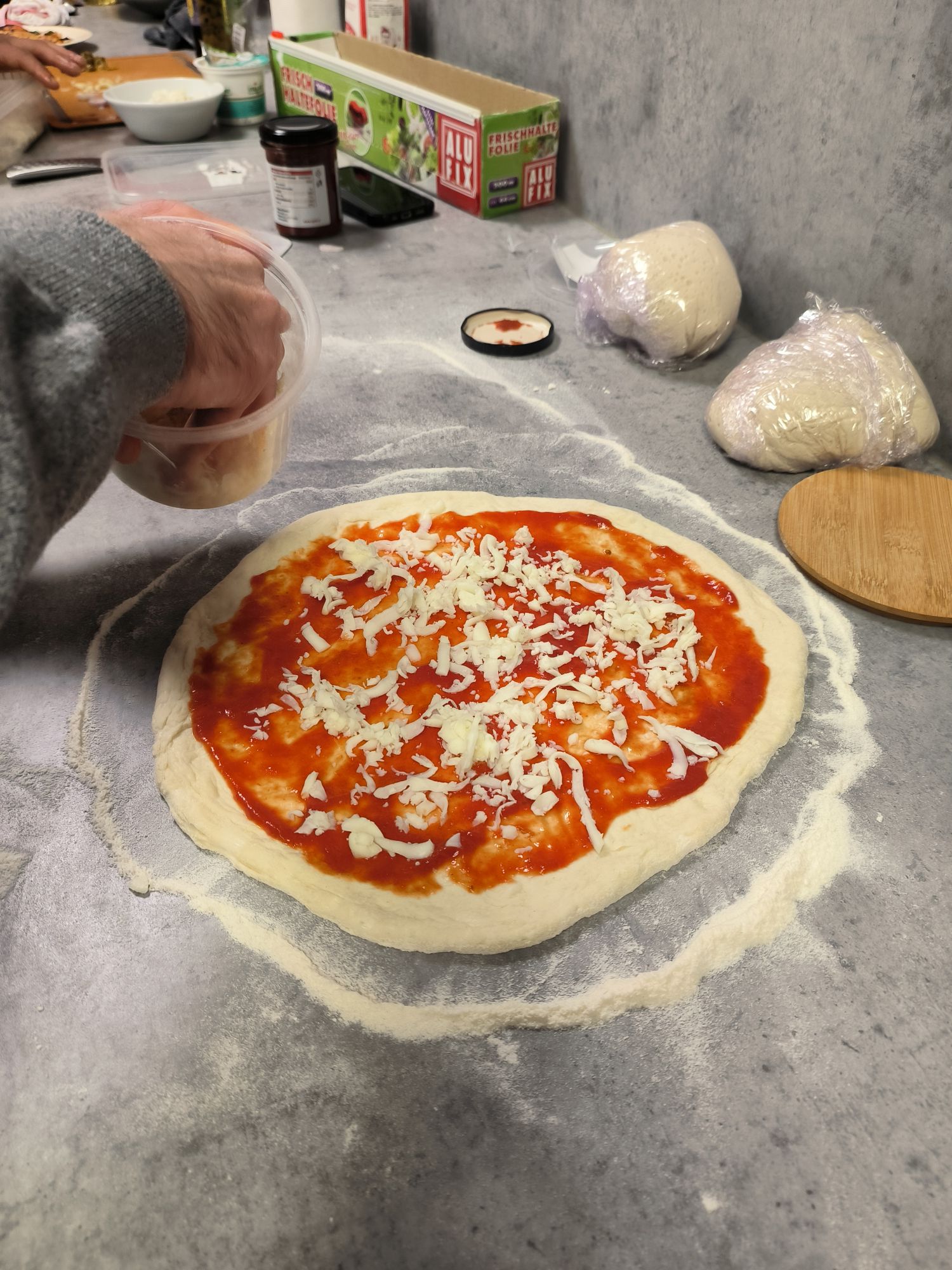 Neapolská pizza recept - pokládání mozzarelly