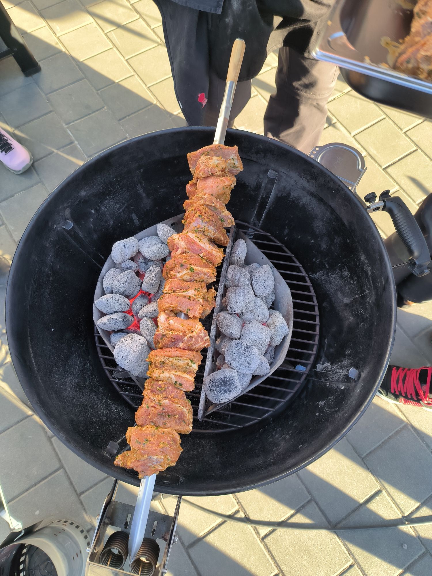 Velký kavkazský šašlik - na grilu na dřevěné uhlí
