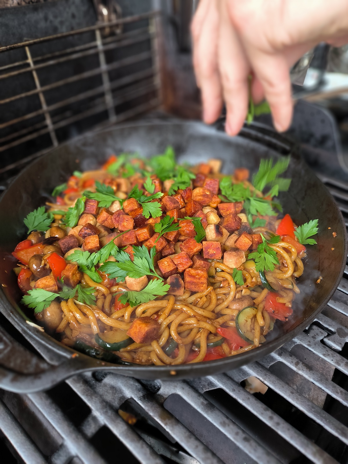 Asie ve woku na grilu - přidání bylinek