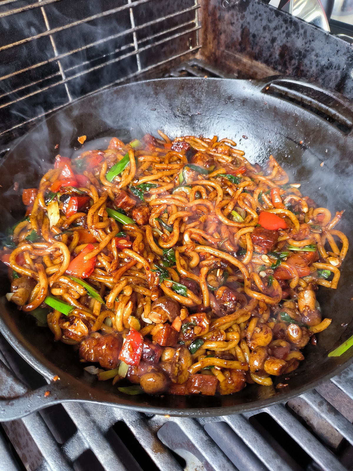 Asie ve woku na grilu - připraveno k servírování