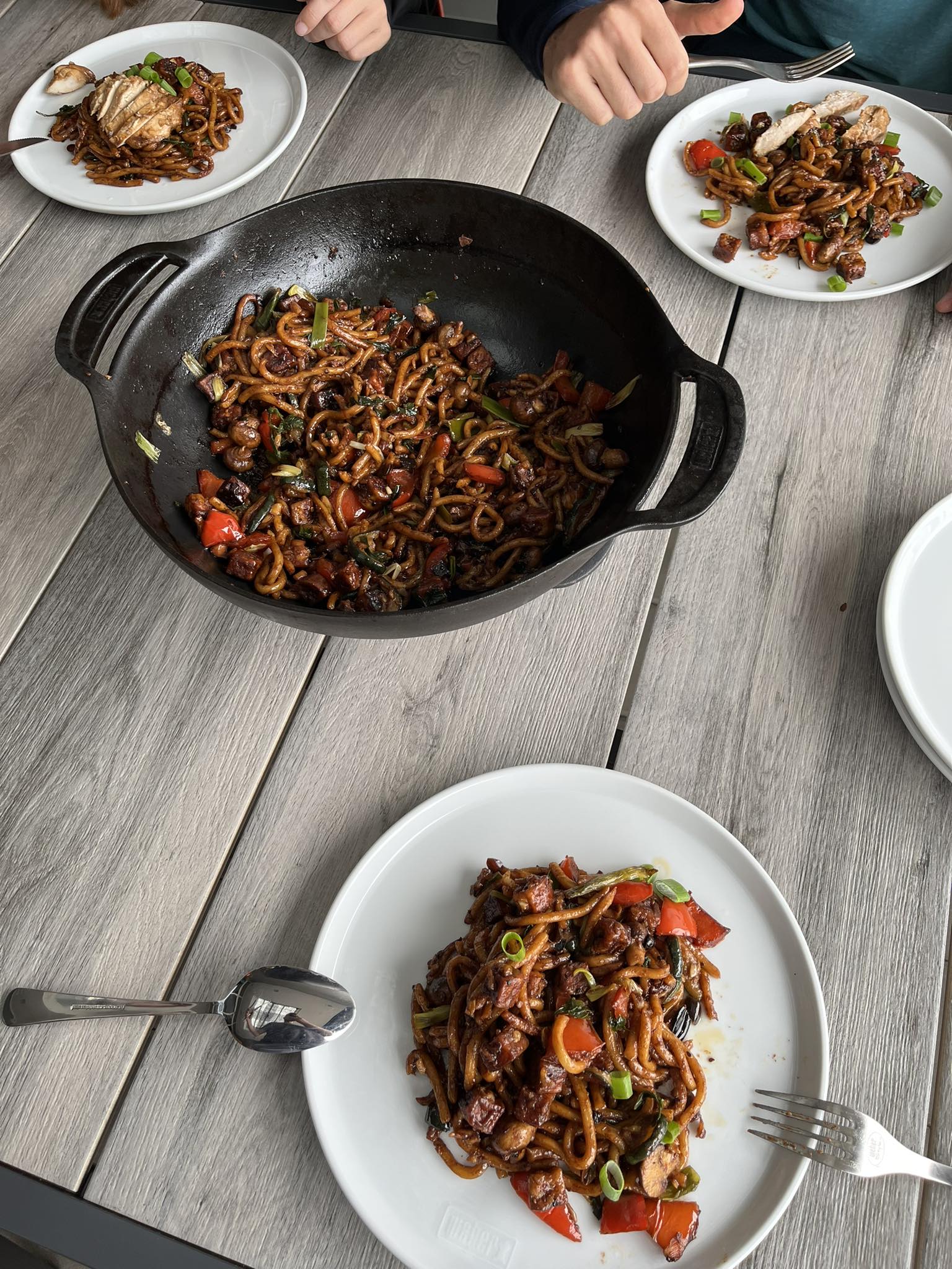 Asie ve woku na grilu - servírování na stole