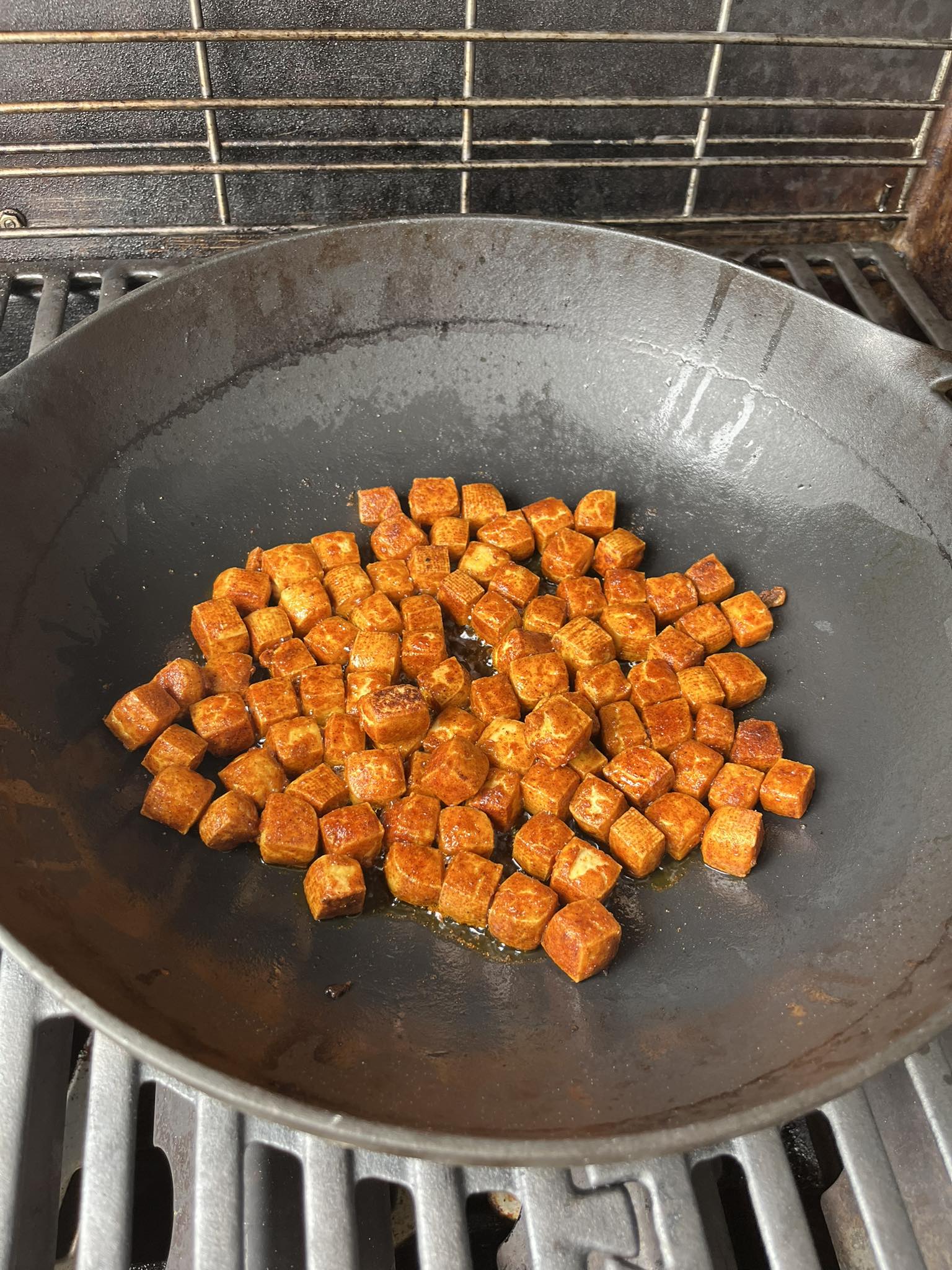 Asie ve woku na grilu - smažení tofu