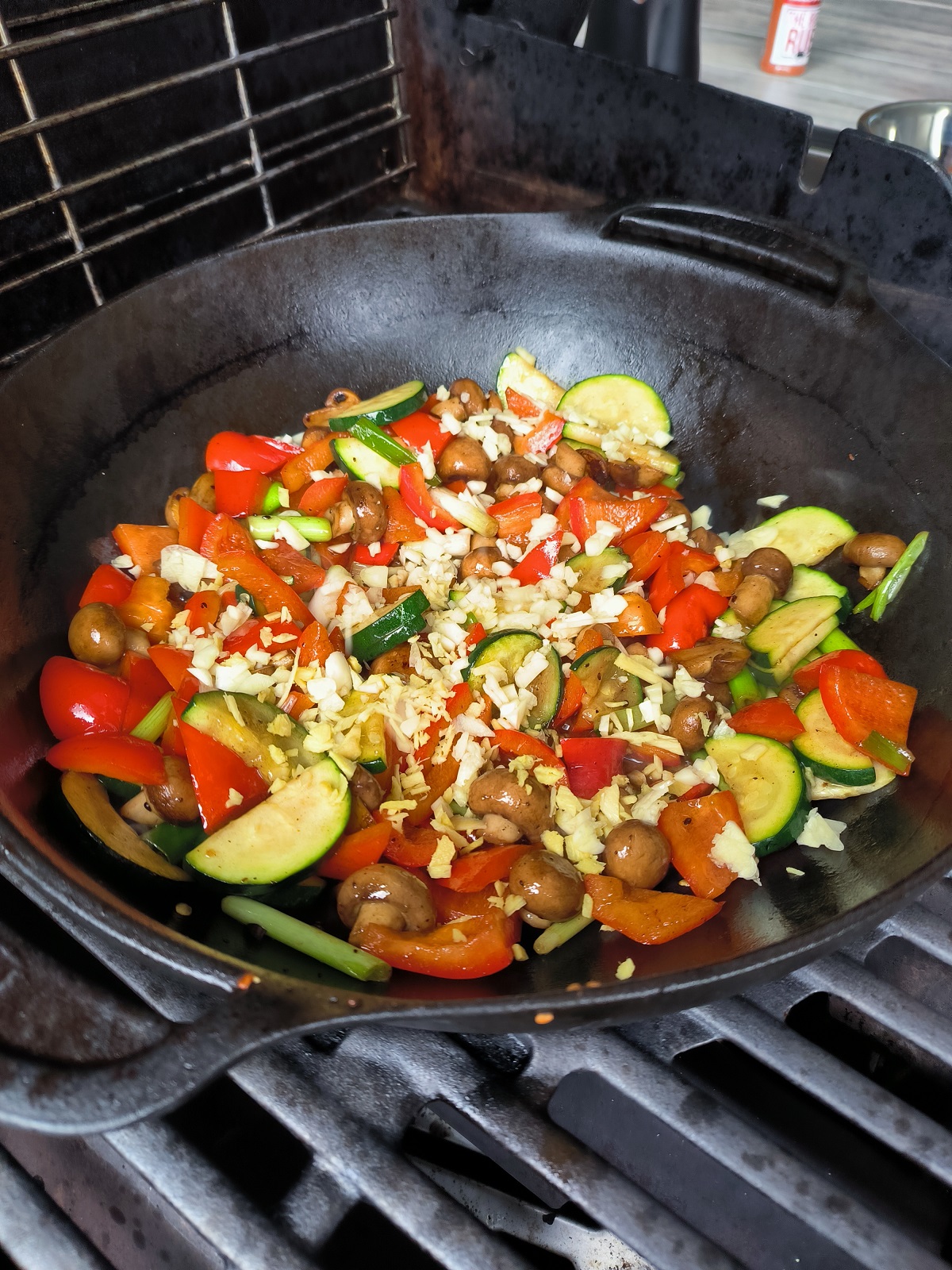 Asie ve woku na grilu - smažení zeleniny