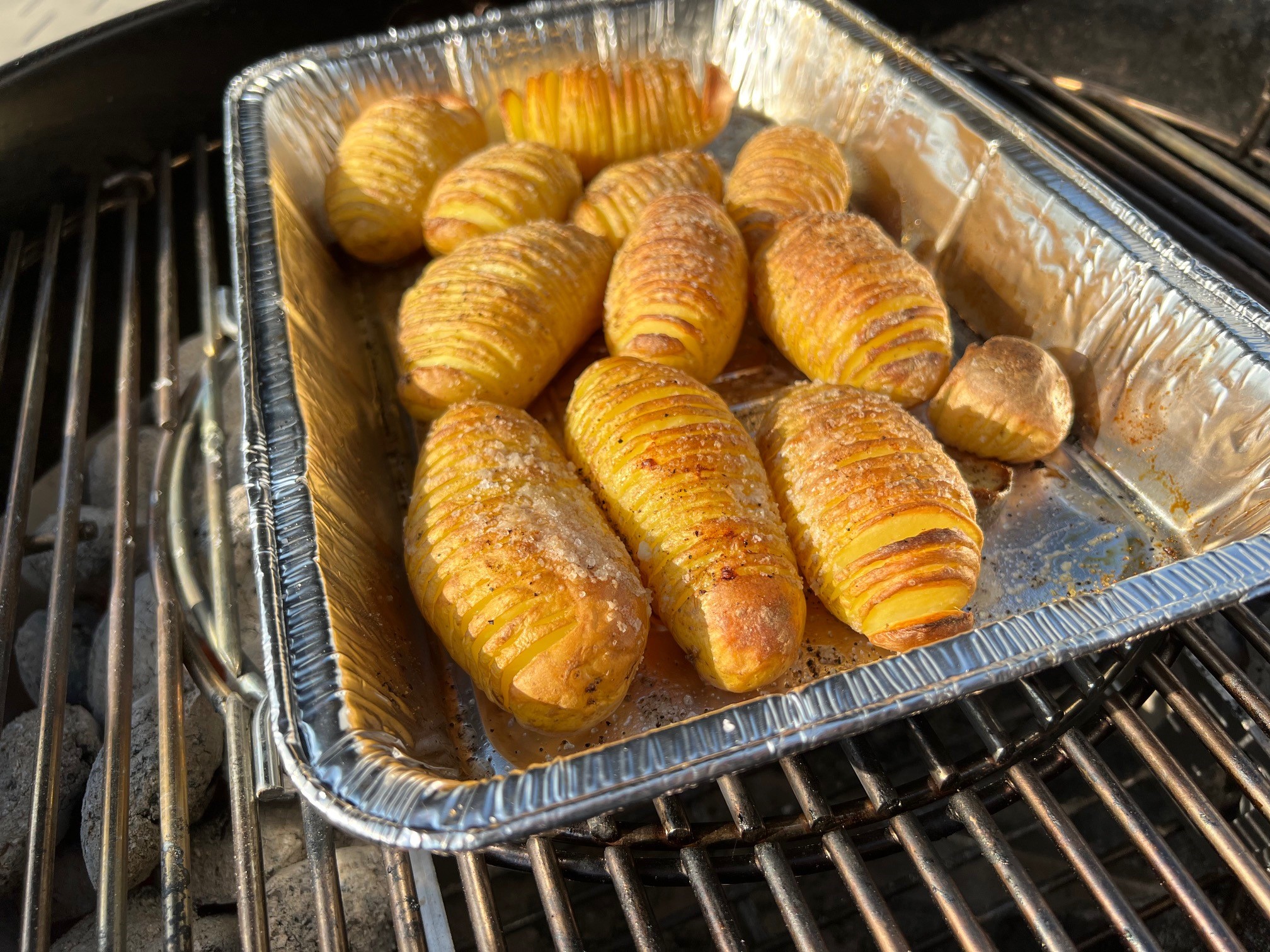 Hasselback pečené brambory na grilu - na začátku
