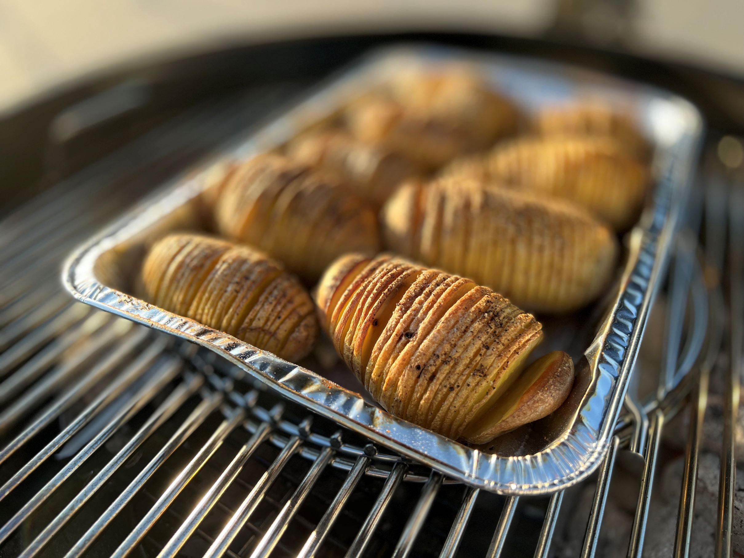 Hasselback pečené brambory na grilu - v misce zblízka
