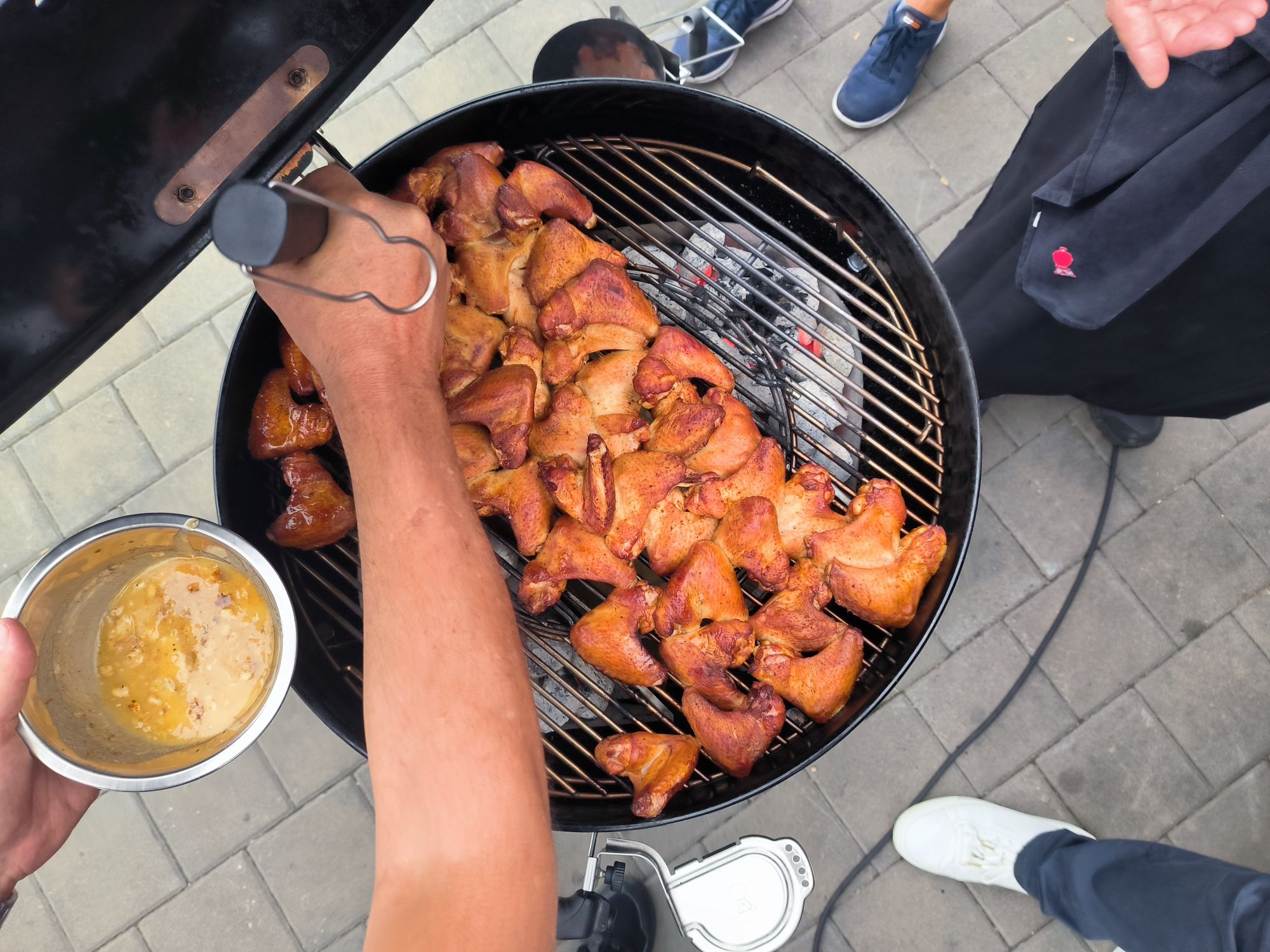 Buffalo Wings kuřecí křídla na grilu - potírání během grilování Buffalo Wings kuřecí křídla na grilu - potírání během grilování