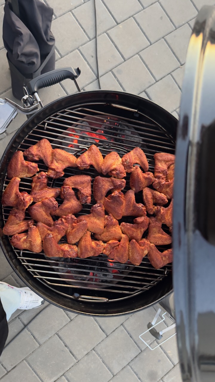 Buffalo Wings kuřecí křídla na grilu Buffalo Wings kuřecí křídla na grilu