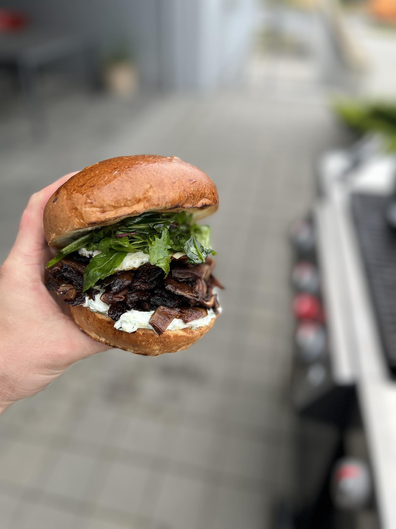 Burger z grilu s trhanou křupavou hlívou - servírování do ruky