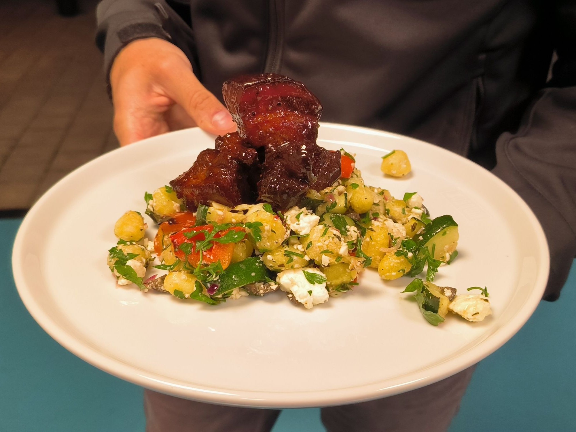 Burnt Butt Ends bůčkové bonbóny - hotové na talíři Burnt Butt Ends bůčkové bonbóny - hotové na talíři