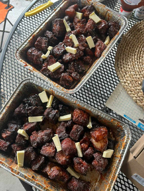 Butt Burnt Ends na grilu - na konci grilování Butt Burnt Ends na grilu - na konci grilování