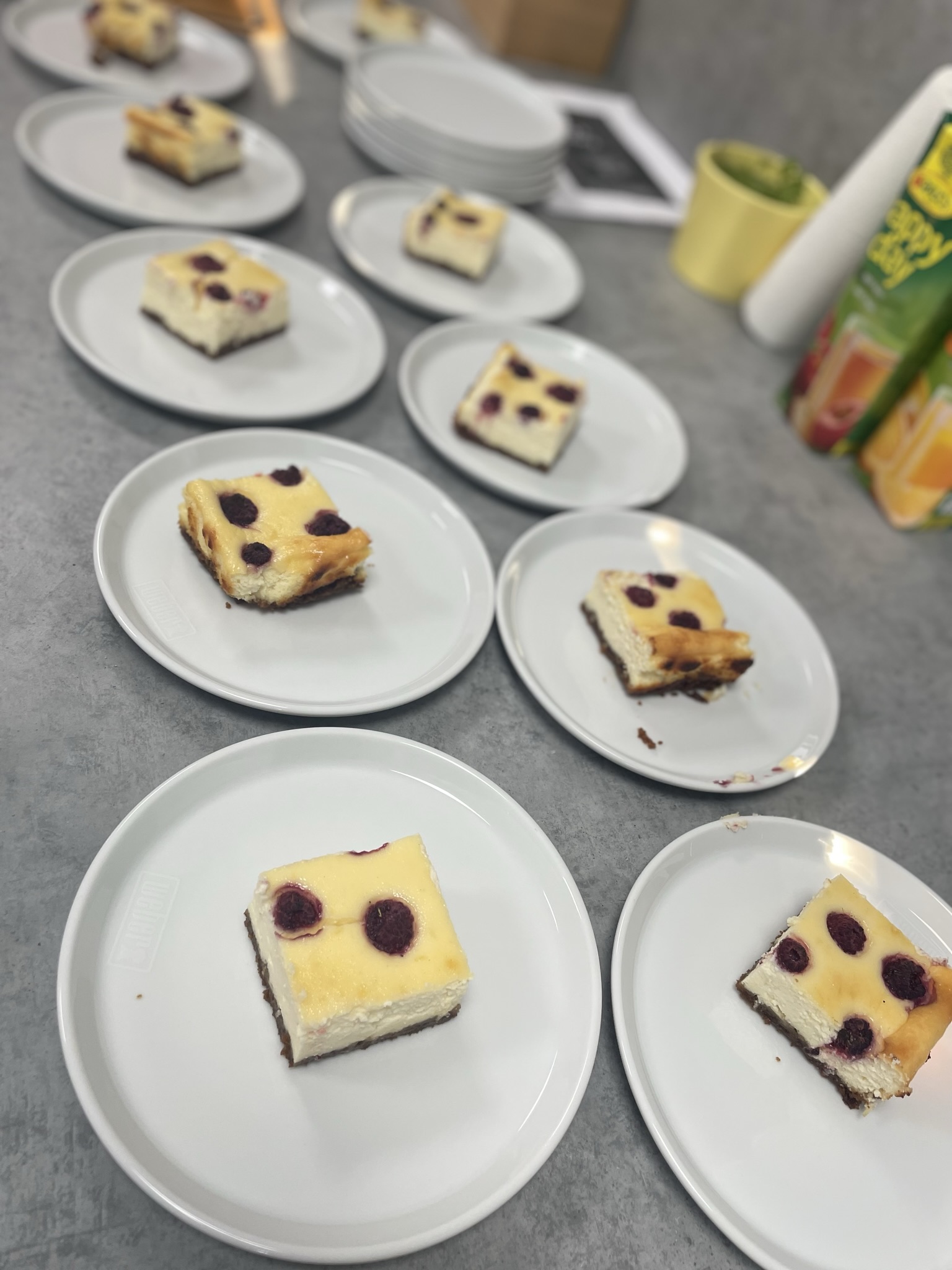 Cheesecake na grilu - servírování na talířích