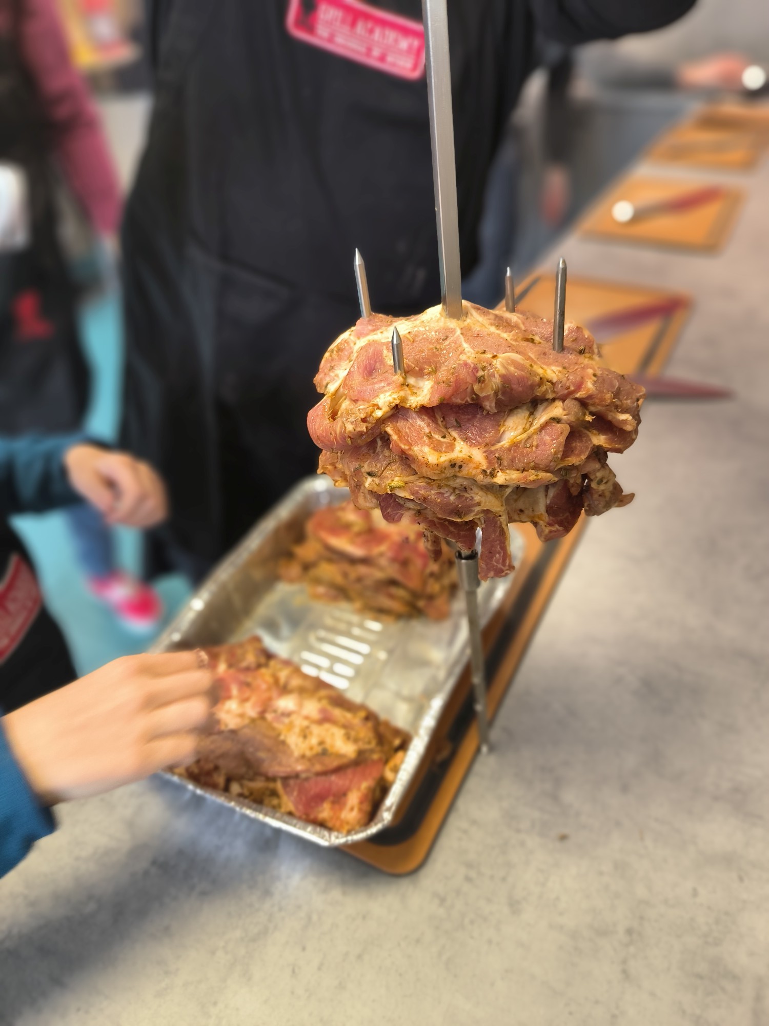 Vepřový gyros na grilu - napichování na špíz