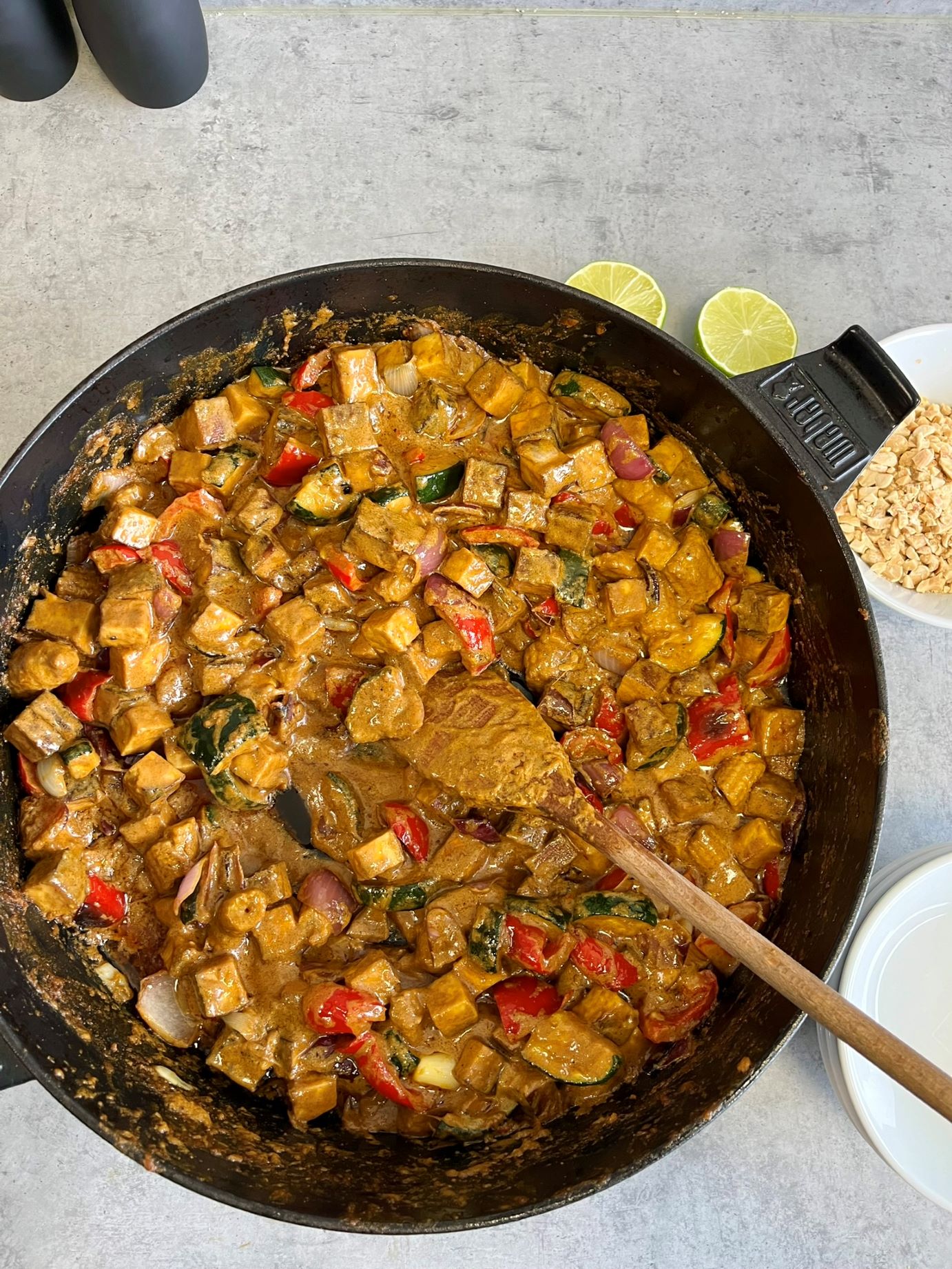 Indie na grilu - arašídové curry se zeleninou a uzeným tofu - hotové