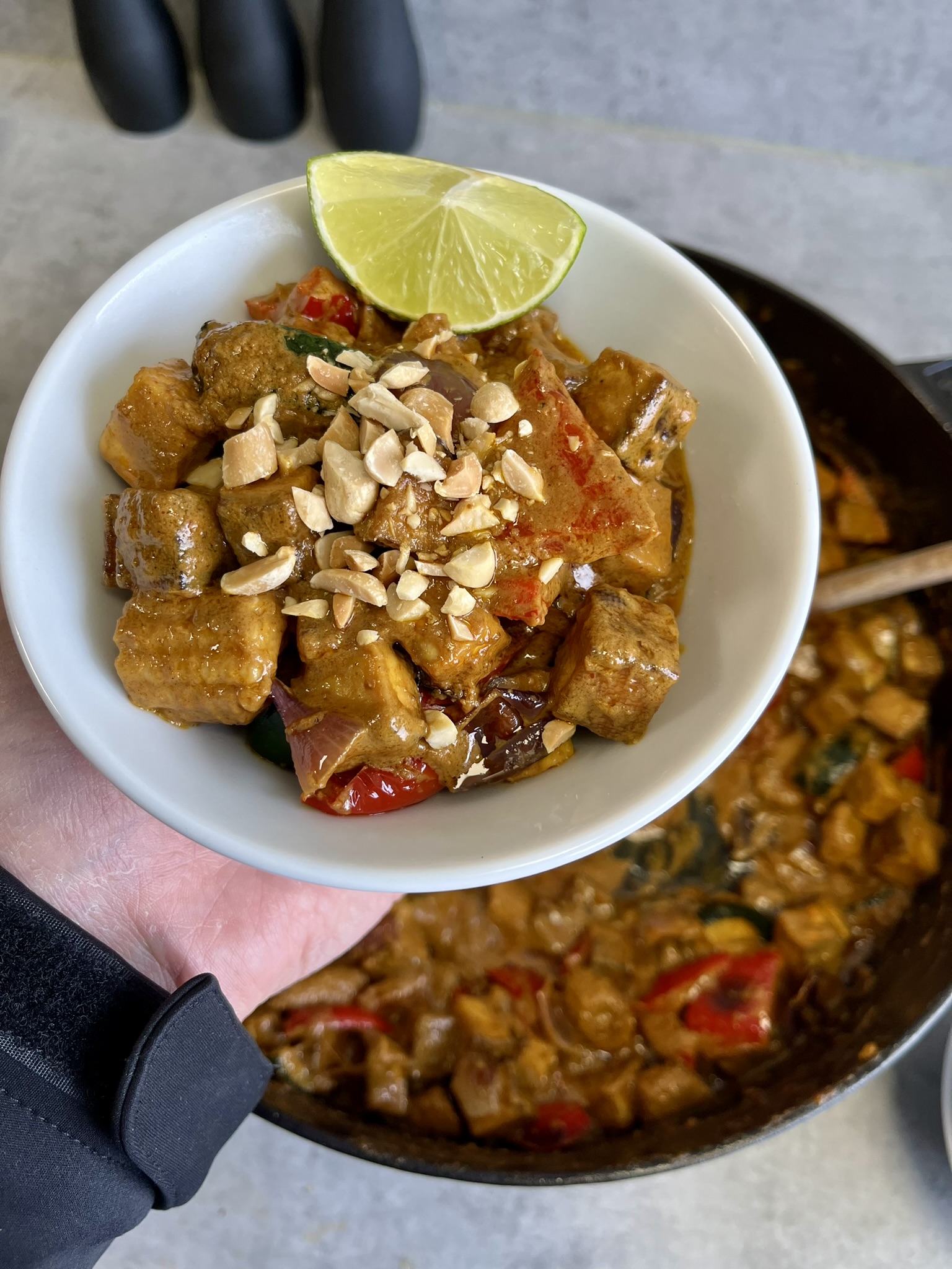 Indie na grilu - arašídové curry se zeleninou a uzeným tofu - hotové na talíři