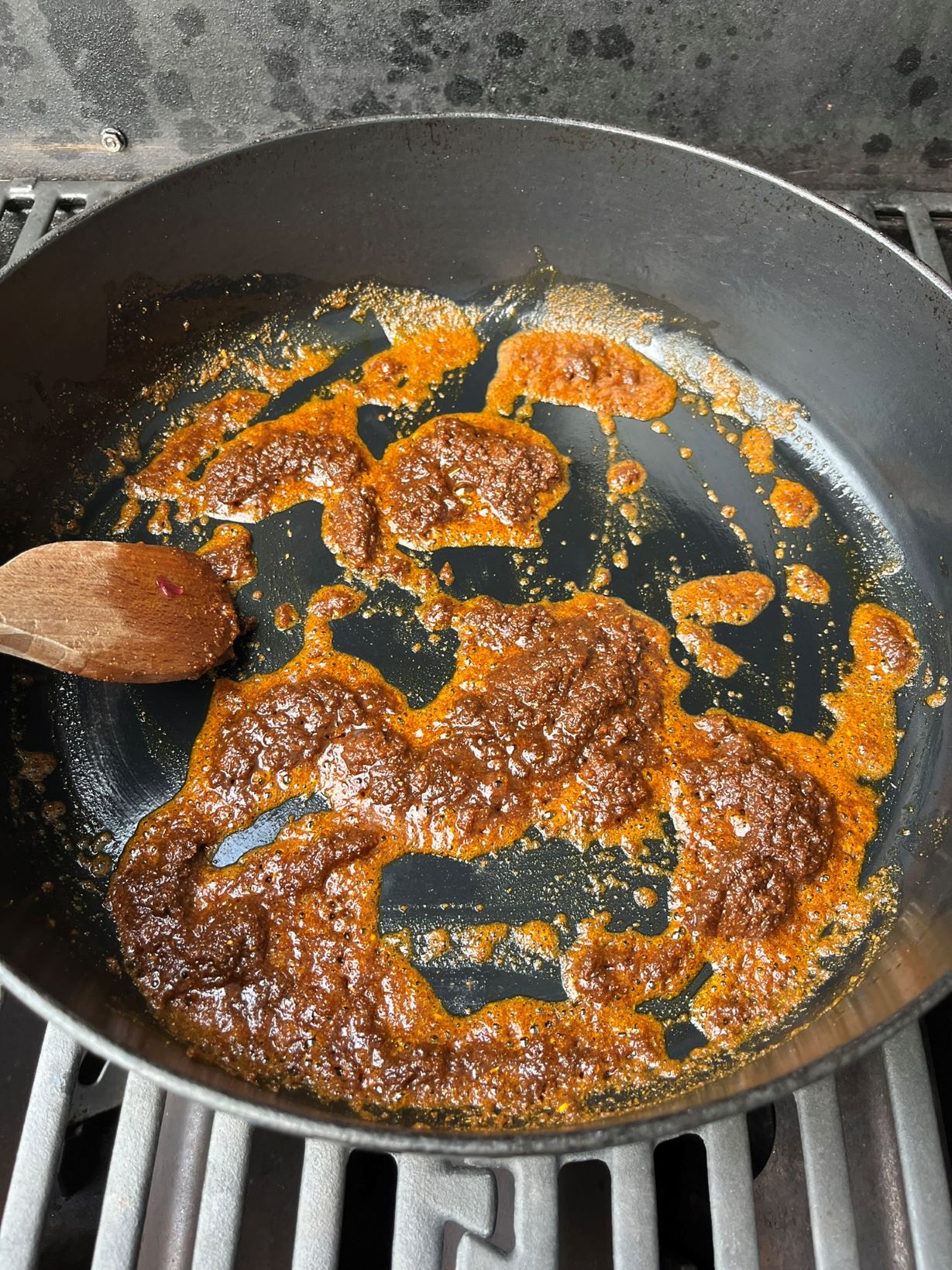 Indie na grilu - arašídové curry se zeleninou a uzeným tofu - kari pasta