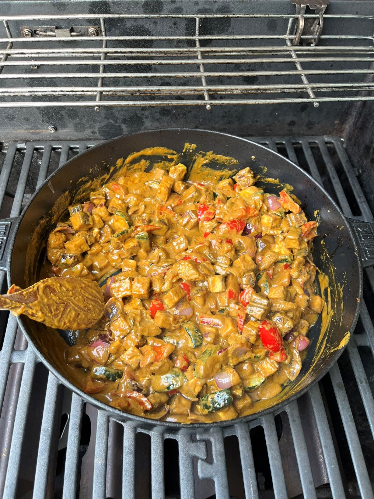 Indie na grilu - arašídové curry se zeleninou a uzeným tofu - v litinovém hrnci