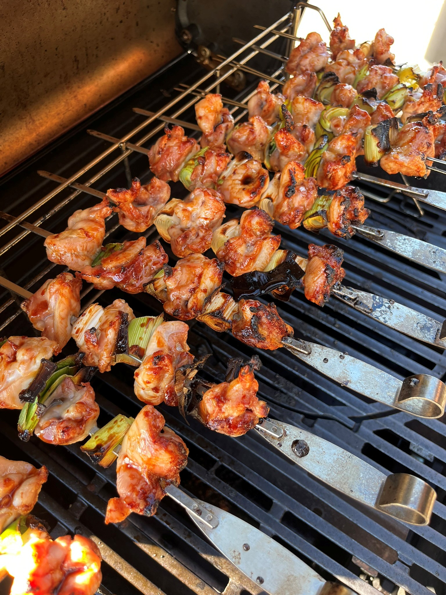Japonske Yakitori kuřecí špízy - grilování špízů