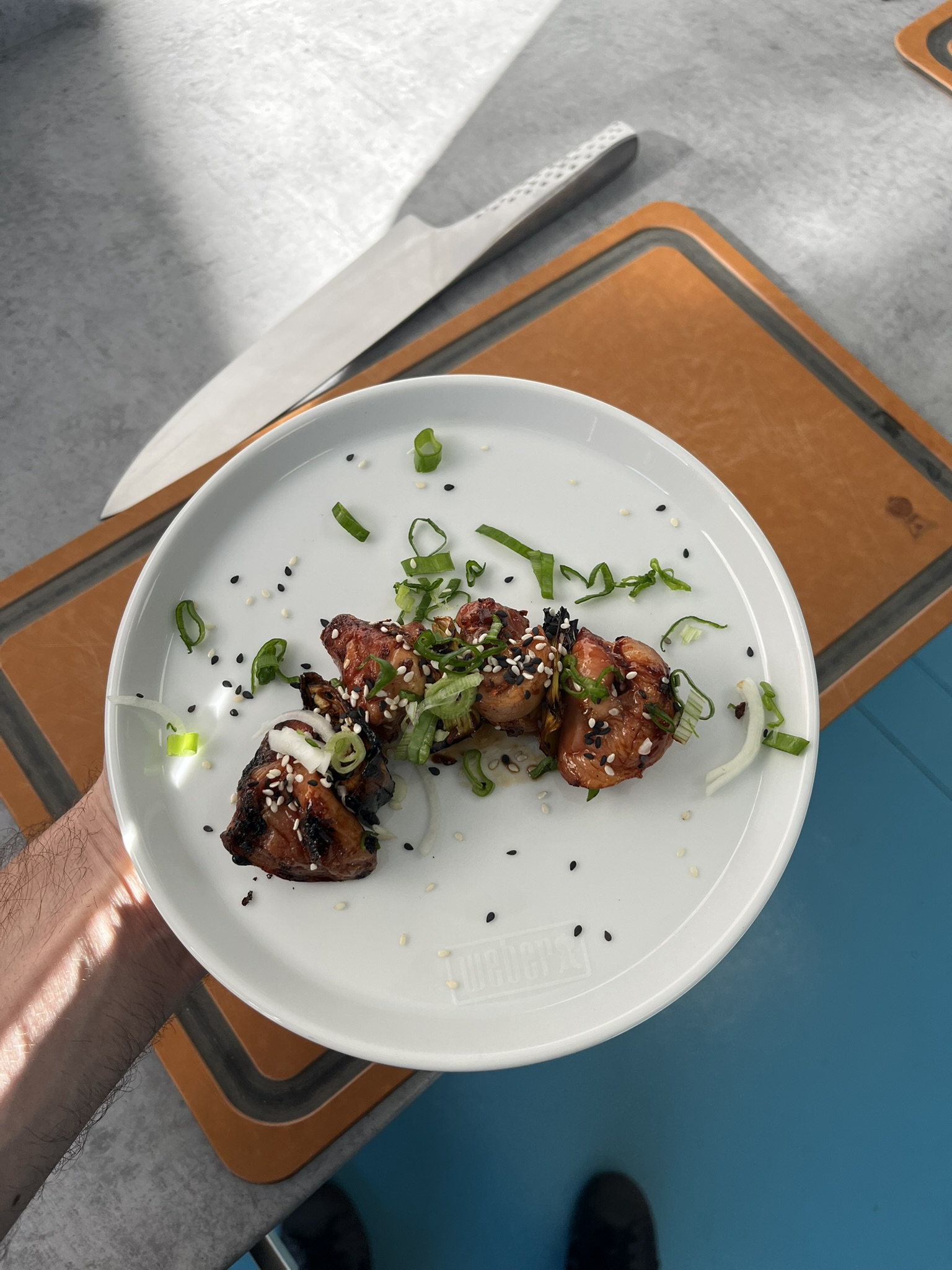Japonské Yakitori kuřecí špízy - hotový špíz na talíři