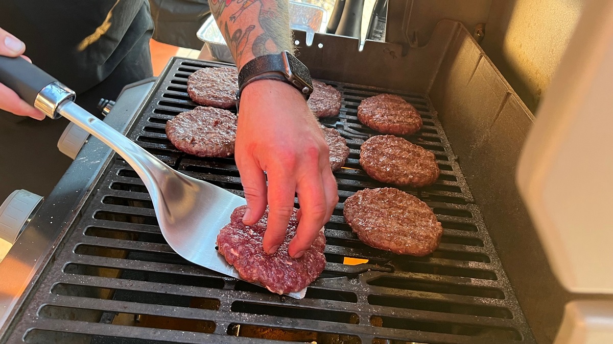 Klasický cheeseburger na grilu - grilování