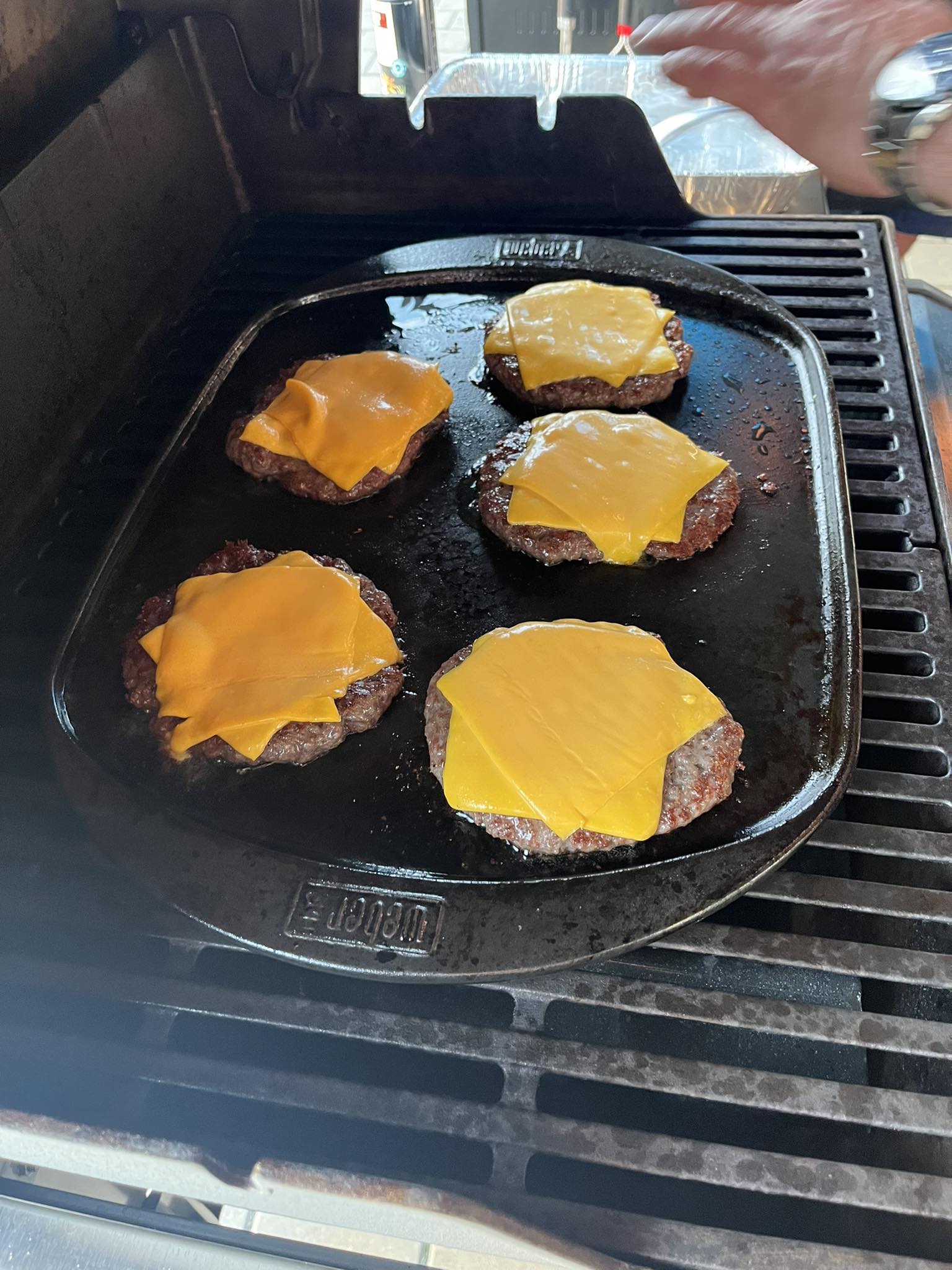 Klasický cheeseburger na grilu - grilování se sýrem
