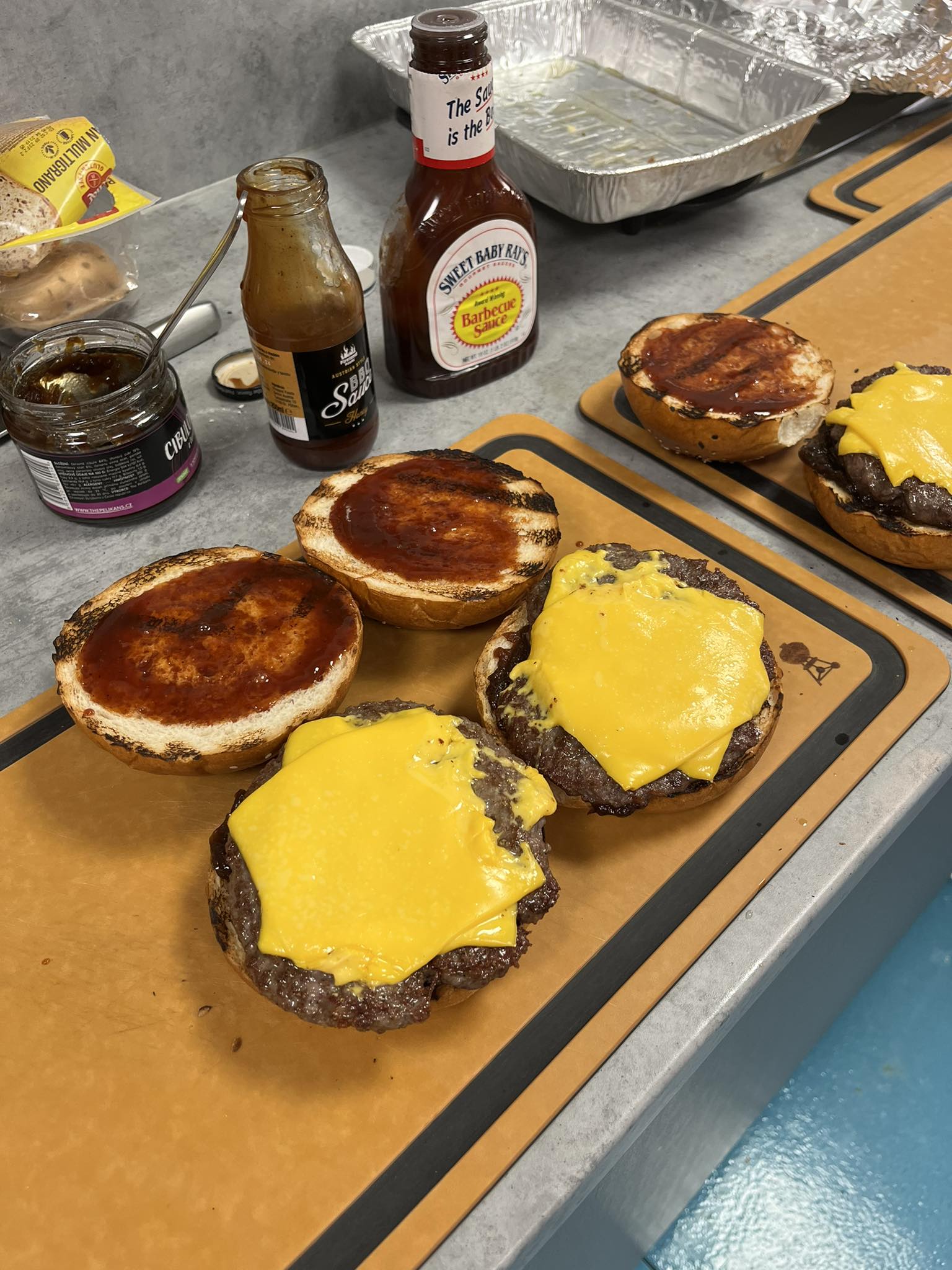 Klasický cheeseburger na grilu - kompletování Klasický cheeseburger na grilu - kompletování