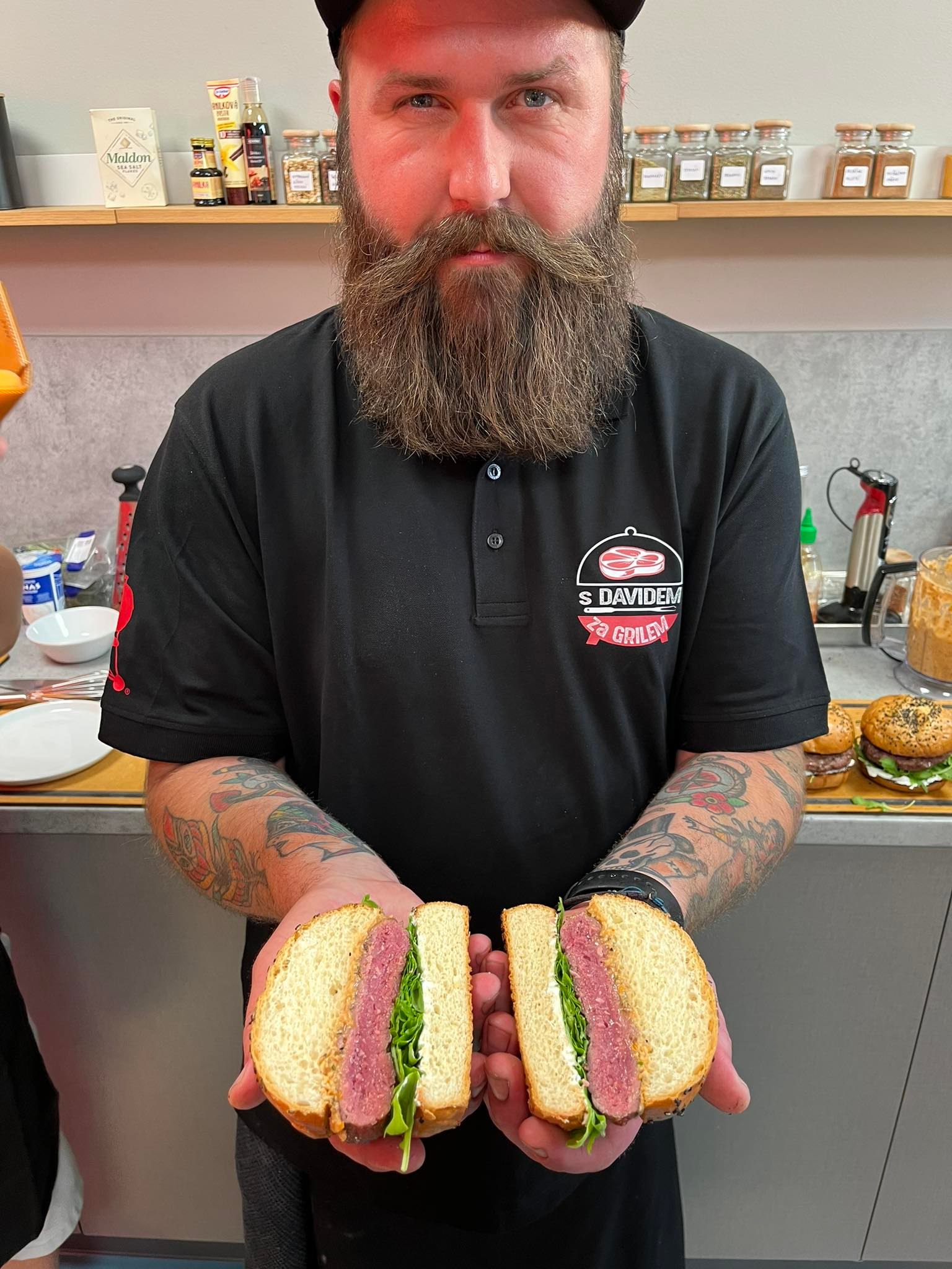 Klasický cheeseburger na grilu - rozkrojený burger