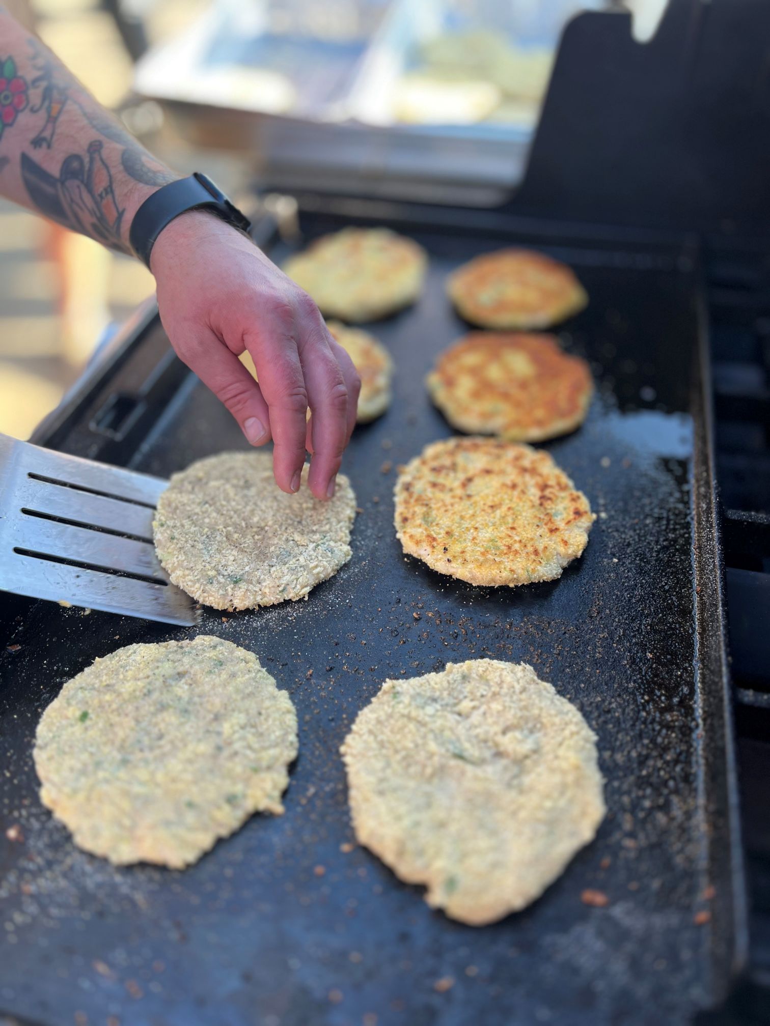 Krevetové burgery s domácí tatarkou - grilování na planche Krevetové burgery s domácí tatarkou - grilování na planche