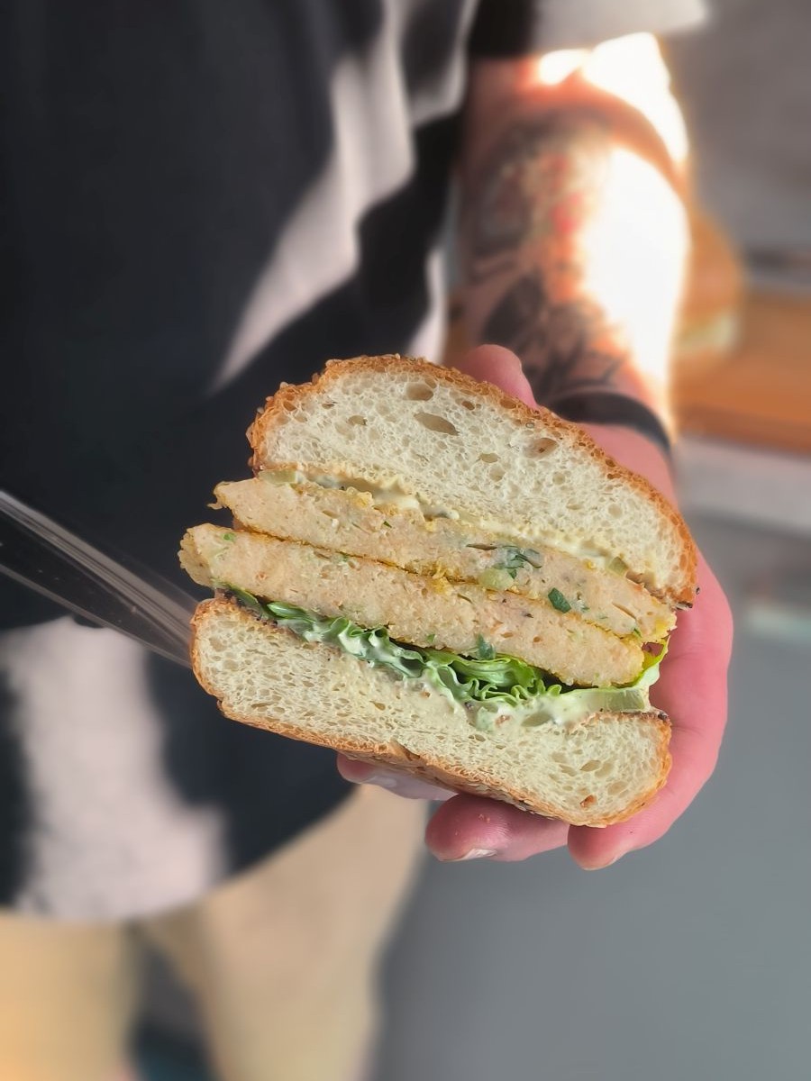 Krevetové burgery s domácí tatarkou - průřez burgerem Krevetové burgery s domácí tatarkou - průřez burgerem