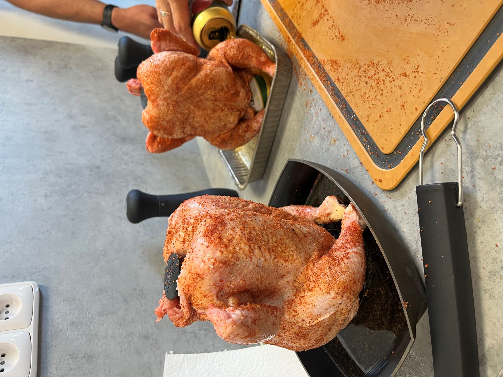 Vcelku grilované kuře na pivu - před umístěním na gril