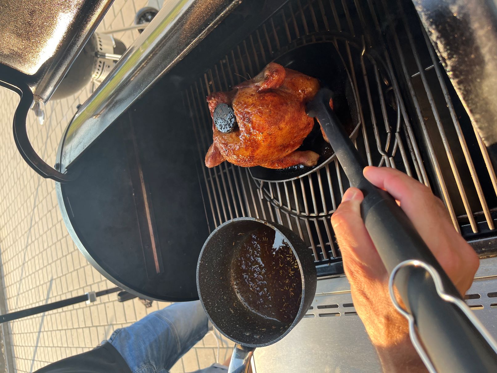 Vcelku grilované kuře na pivu - potírání v grilu