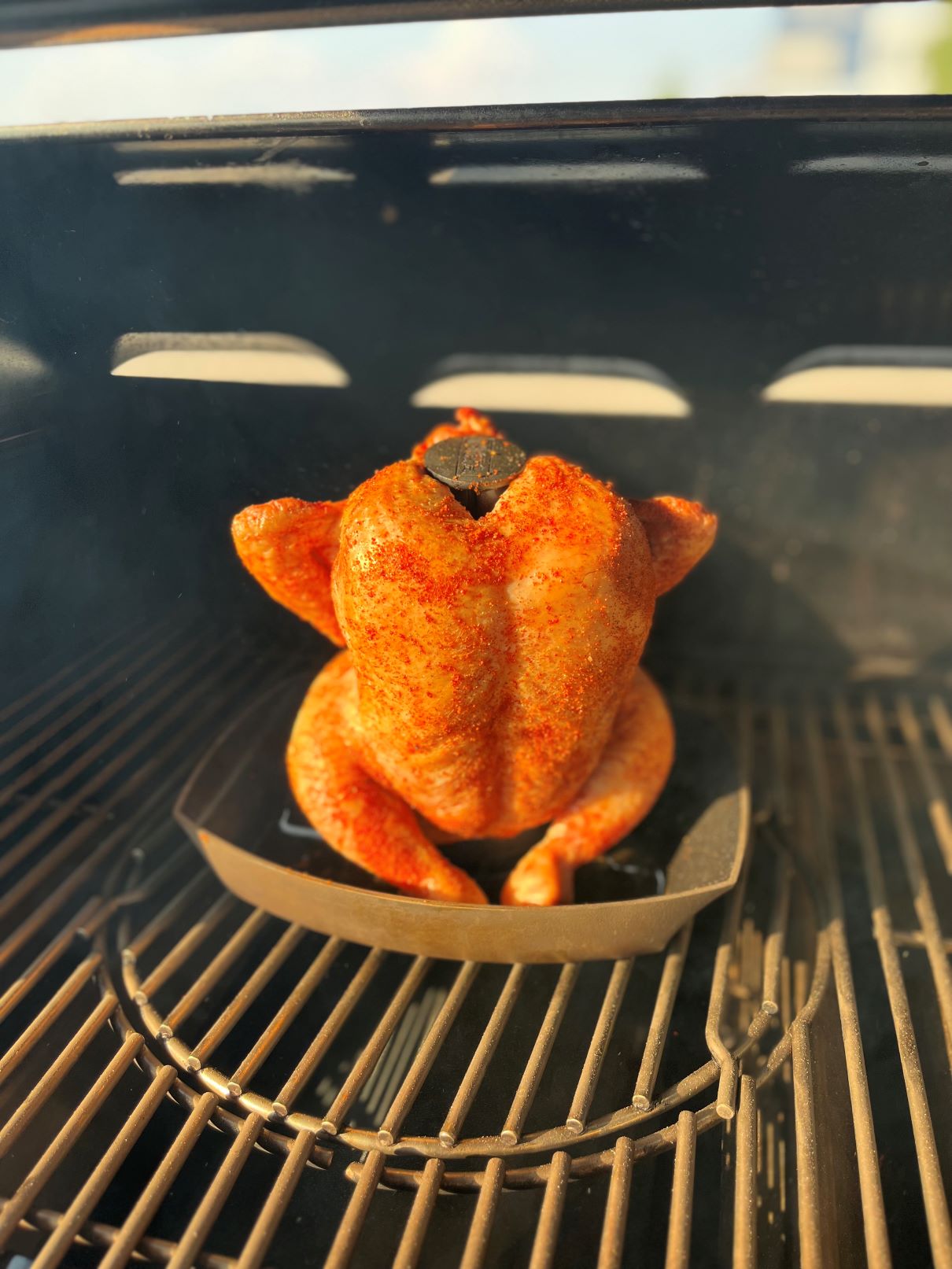 Vcelku grilované kuře na pivu - v peletovém grilu