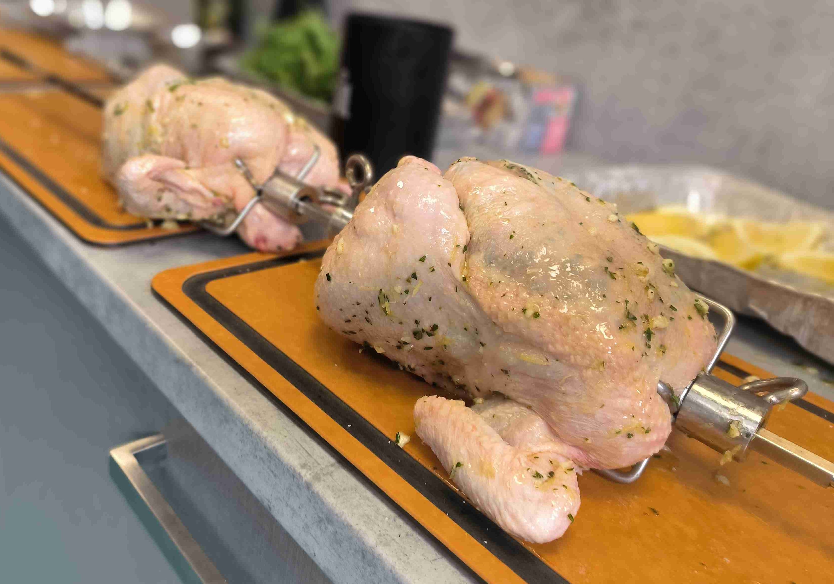 Grilované kuře na otočném grilu příprava Příprava kuřete na rožni v kuchyni